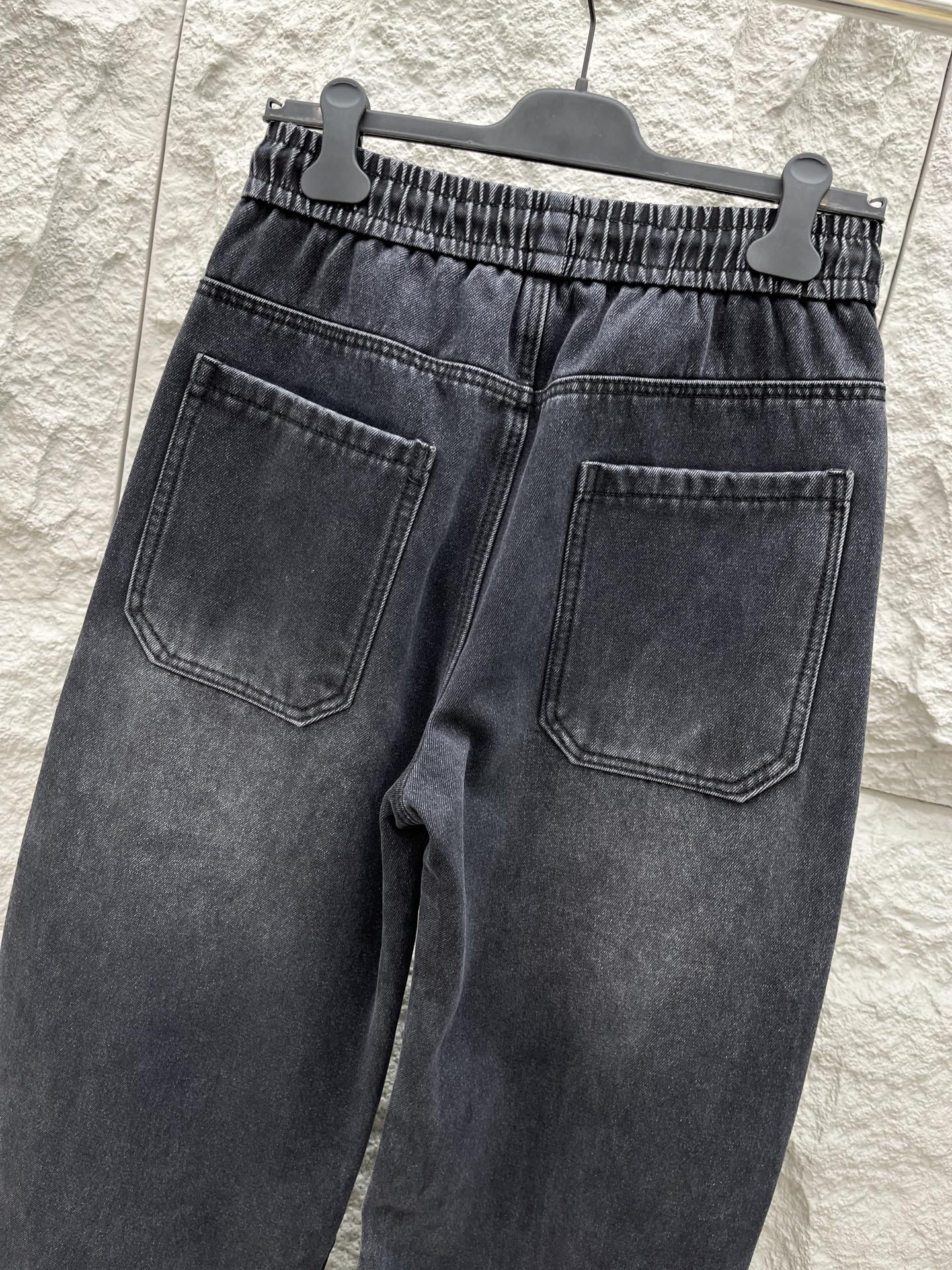 巴黎🔥🔥采用进口优质加绒水洗牛仔面料，整体采用水洗做旧设计工艺，面料挺括有型，设计超级时尚，标识饰于裤子