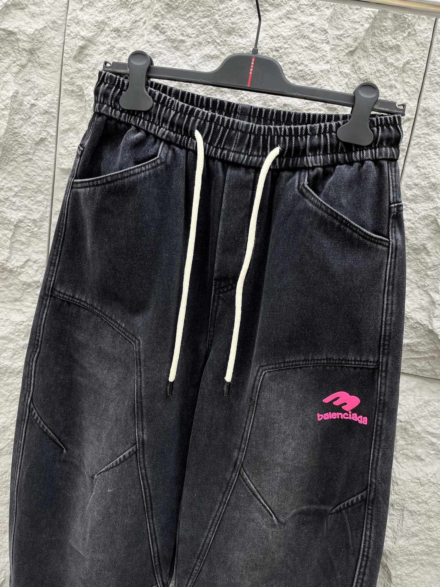 巴黎🔥🔥采用进口优质加绒水洗牛仔面料，整体采用水洗做旧设计工艺，面料挺括有型，设计超级时尚，标识饰于裤子