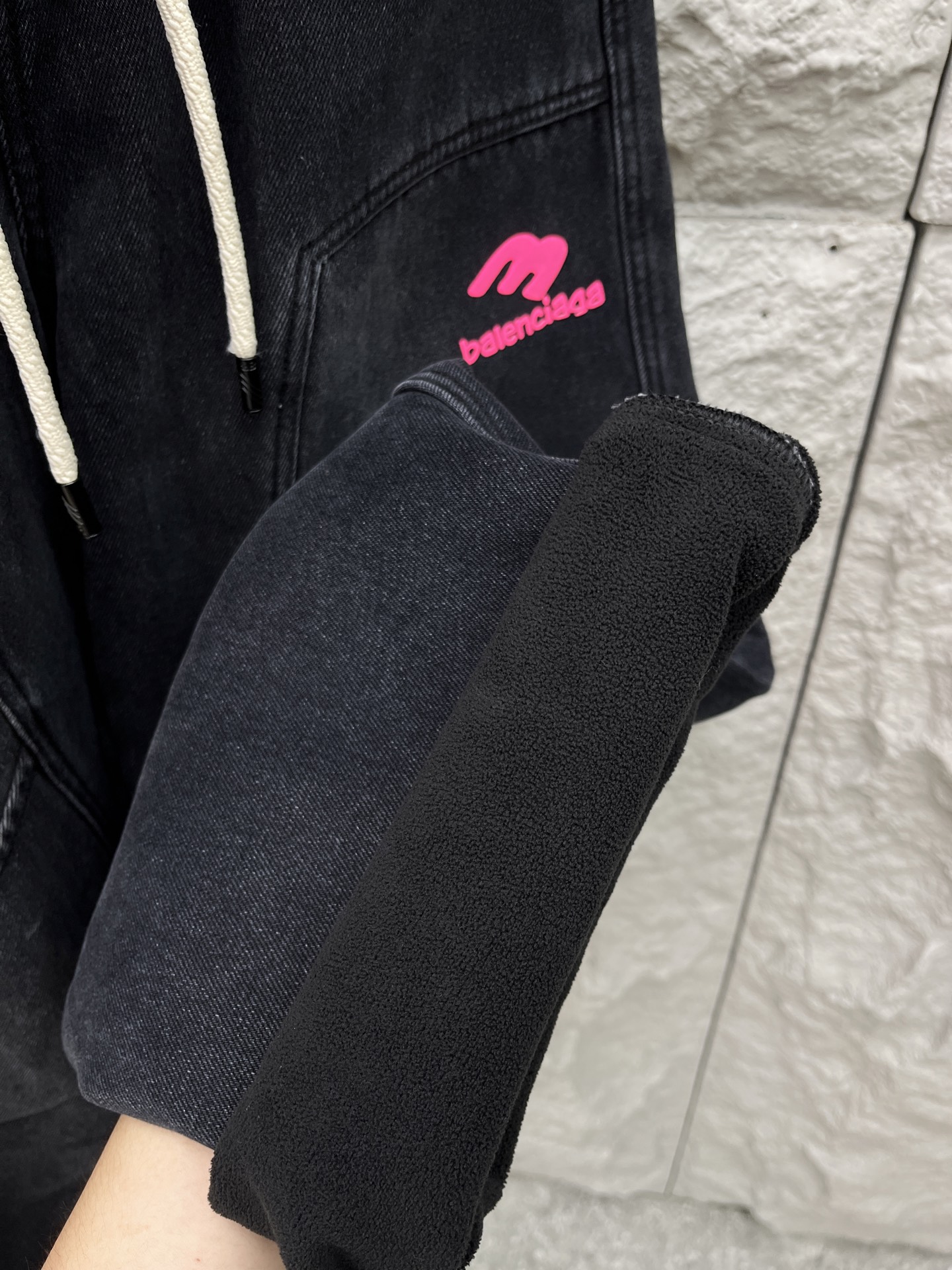 巴黎🔥🔥采用进口优质加绒水洗牛仔面料，整体采用水洗做旧设计工艺，面料挺括有型，设计超级时尚，标识饰于裤子