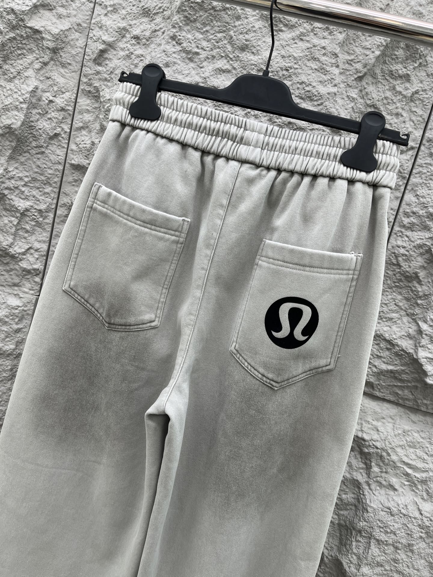 Lulu🔥🔥冬季新款休闲裤，定制优质棉质面料，亲肤舒适，前后面标识采用植绒设计，裤身水洗超级时尚。上身有