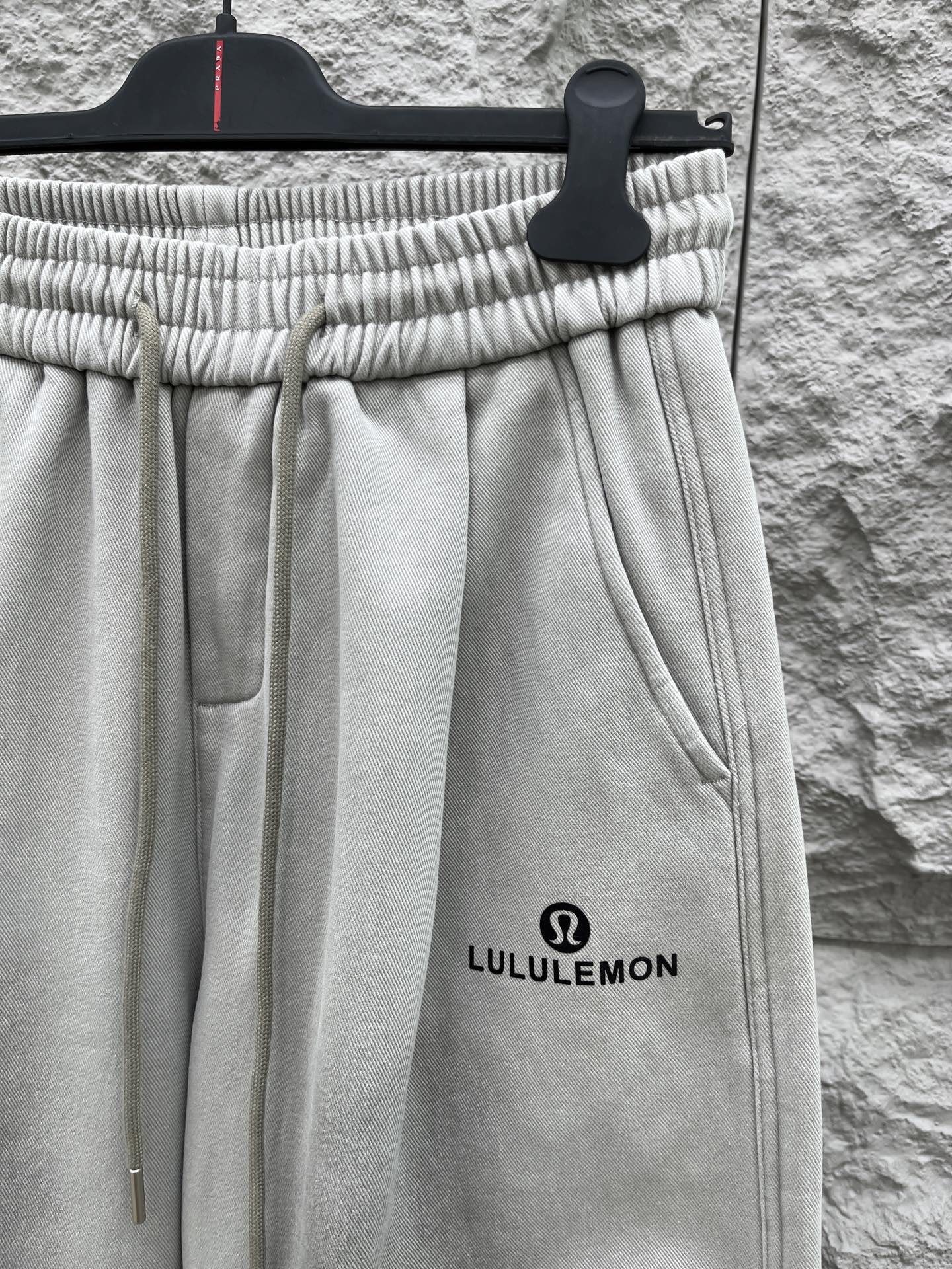 Lulu🔥🔥冬季新款休闲裤，定制优质棉质面料，亲肤舒适，前后面标识采用植绒设计，裤身水洗超级时尚。上身有