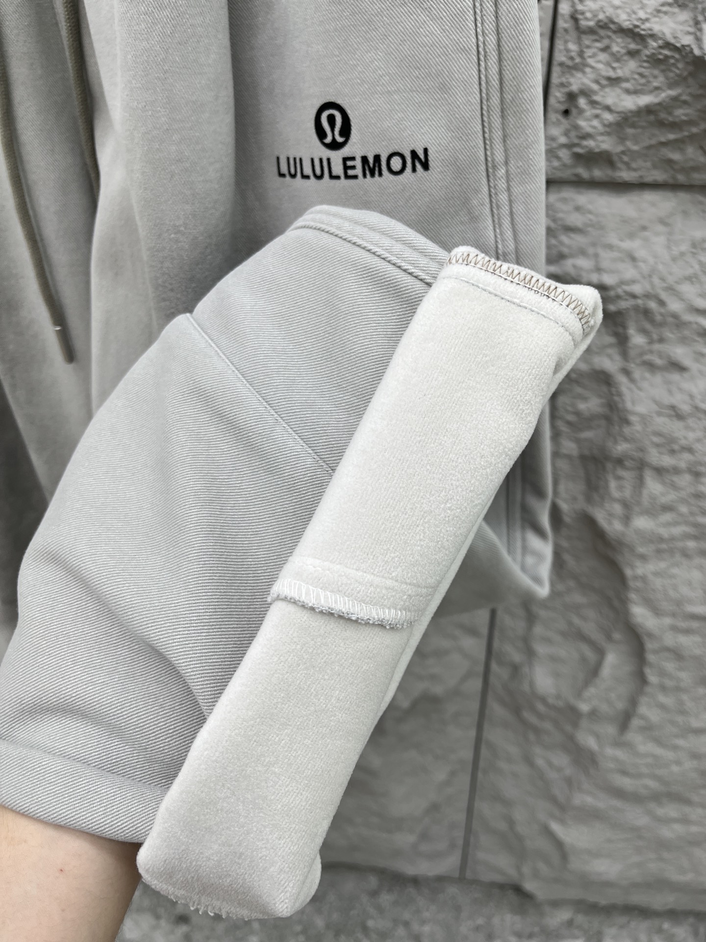 Lulu🔥🔥冬季新款休闲裤，定制优质棉质面料，亲肤舒适，前后面标识采用植绒设计，裤身水洗超级时尚。上身有