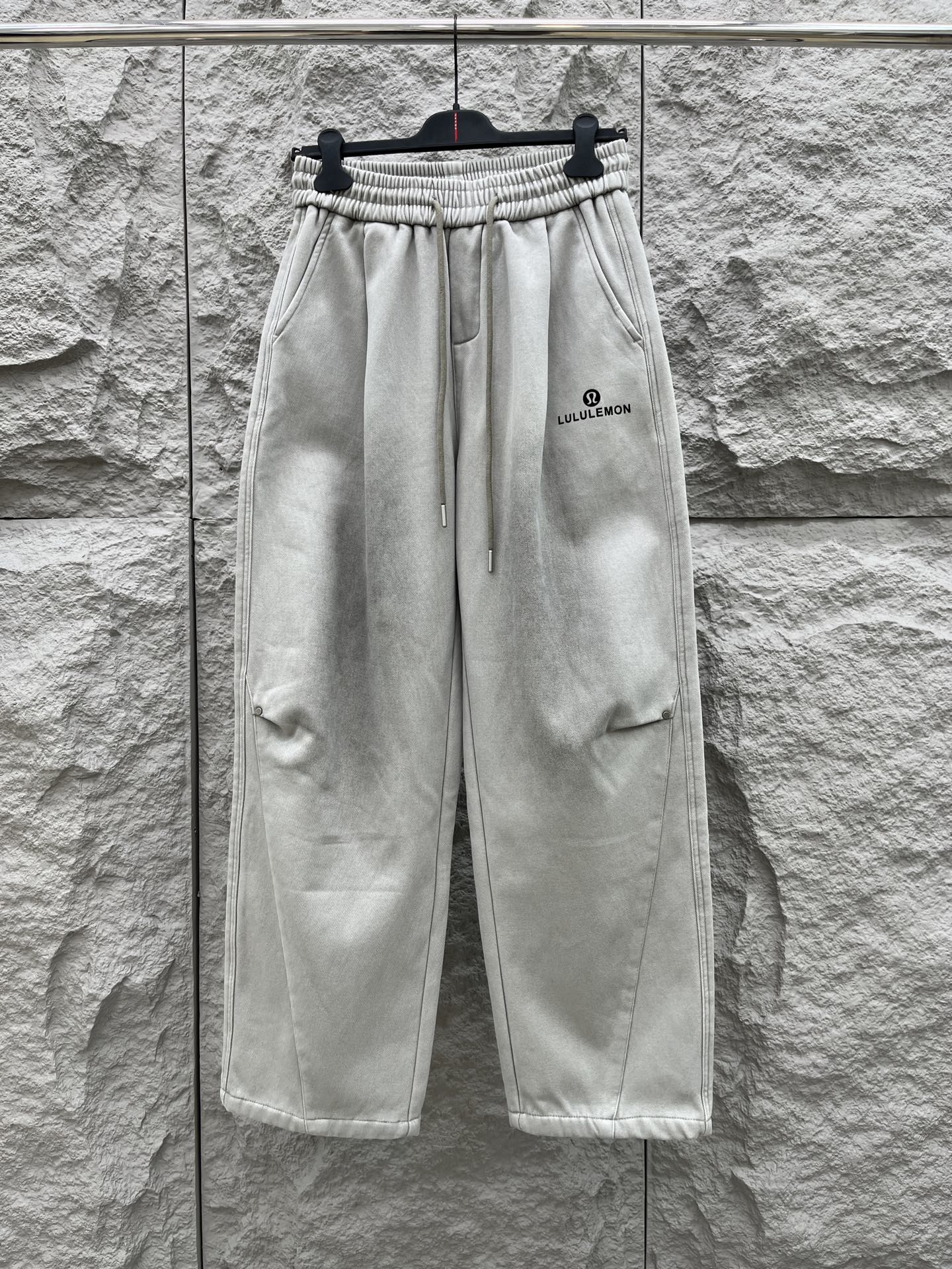 Lulu🔥🔥冬季新款休闲裤，定制优质棉质面料，亲肤舒适，前后面标识采用植绒设计，裤身水洗超级时尚。上身有