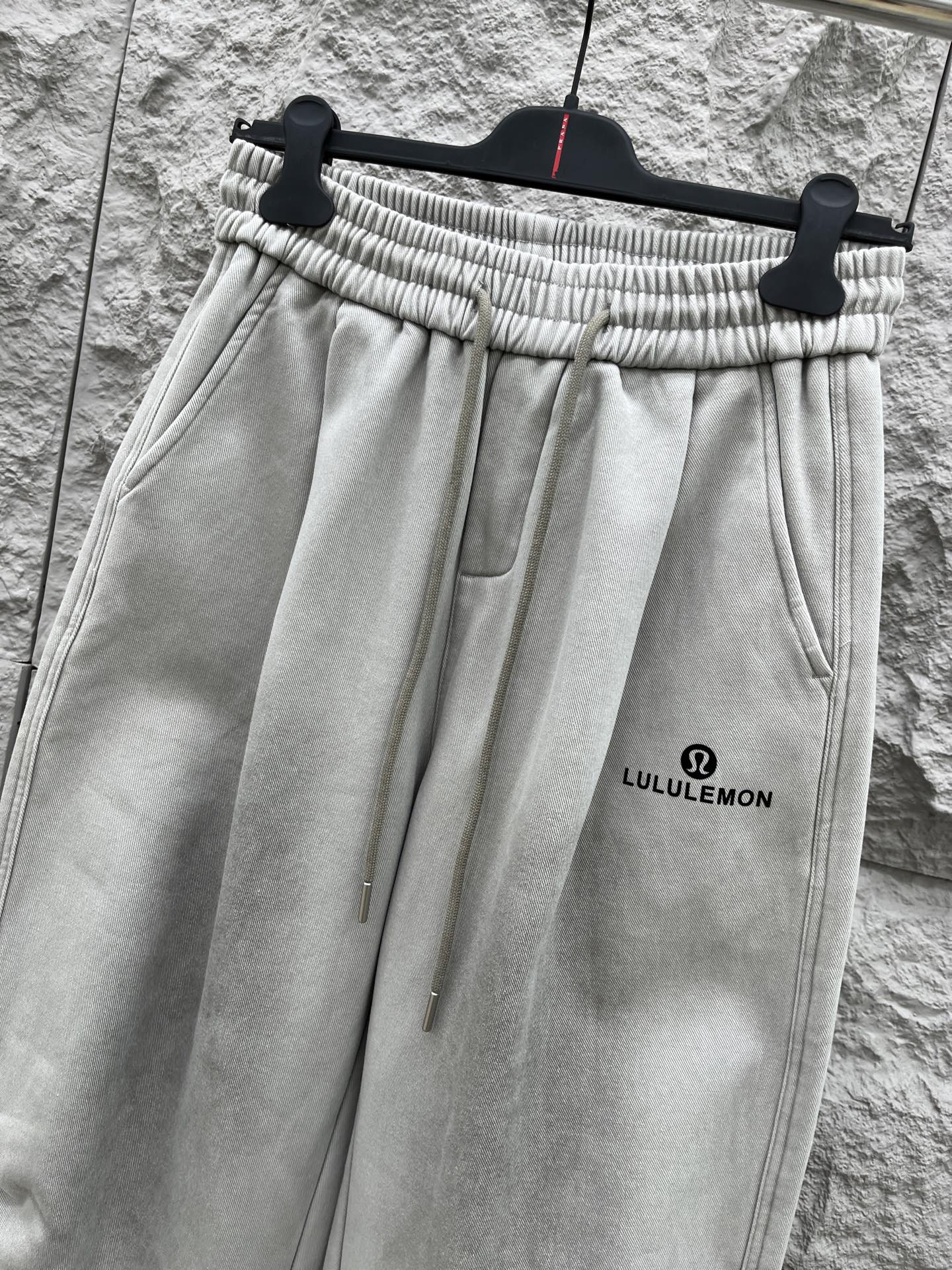 Lulu🔥🔥冬季新款休闲裤，定制优质棉质面料，亲肤舒适，前后面标识采用植绒设计，裤身水洗超级时尚。上身有