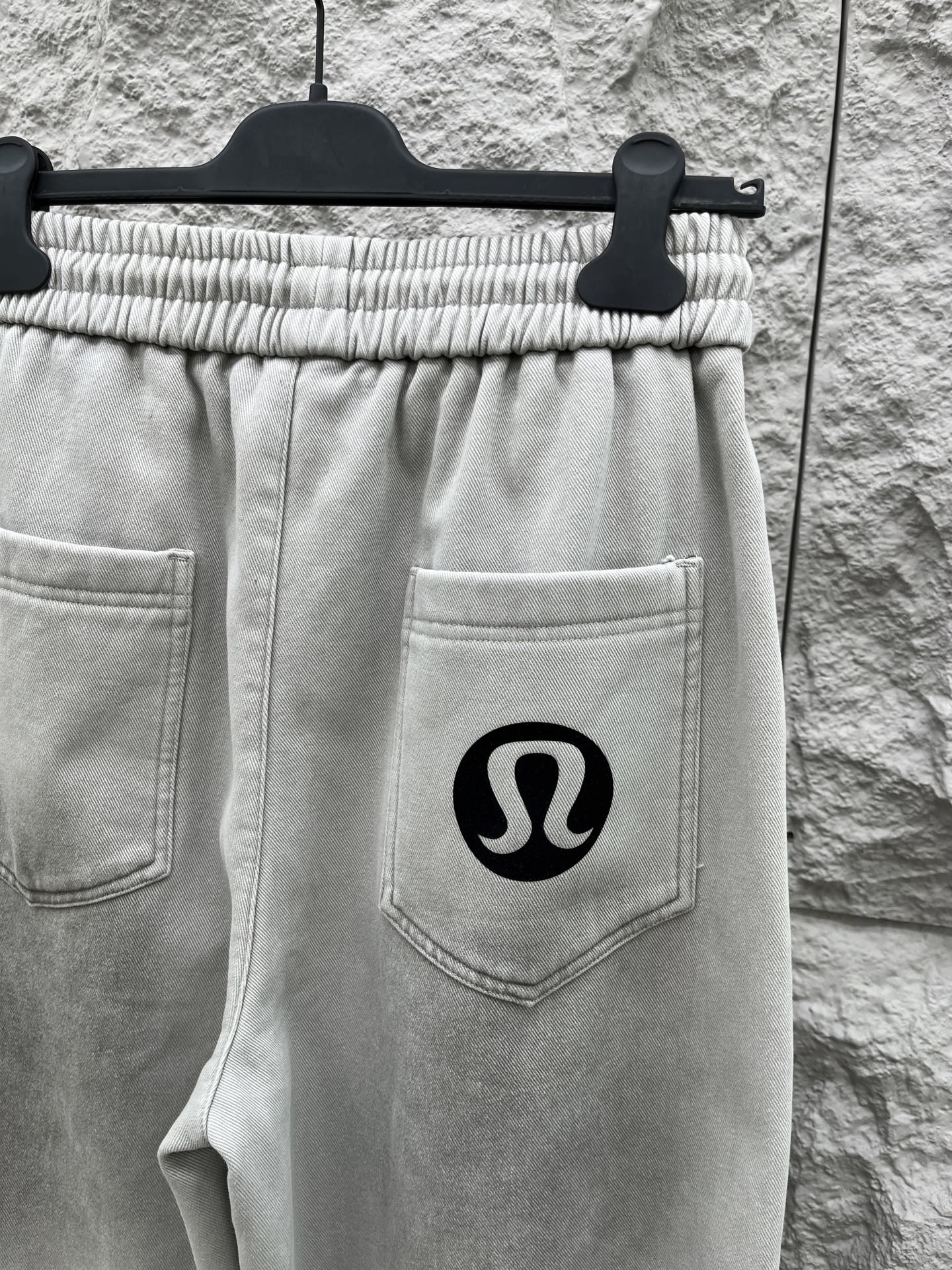 Lulu🔥🔥冬季新款休闲裤，定制优质棉质面料，亲肤舒适，前后面标识采用植绒设计，裤身水洗超级时尚。上身有