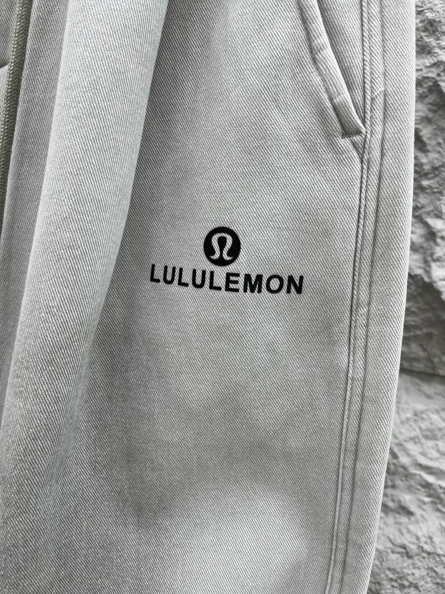 Lulu🔥🔥冬季新款休闲裤，定制优质棉质面料，亲肤舒适，前后面标识采用植绒设计，裤身水洗超级时尚。上身有