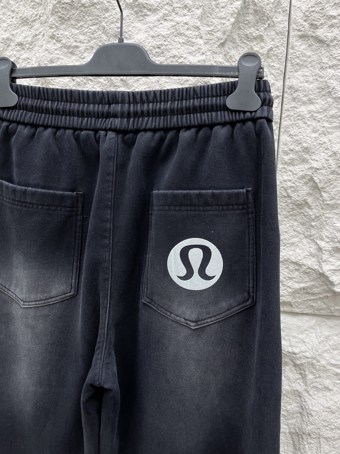 Lulu🔥🔥冬季新款休闲裤，定制优质棉质面料，亲肤舒适，前后面标识采用植绒设计，裤身水洗超级时尚。上身有