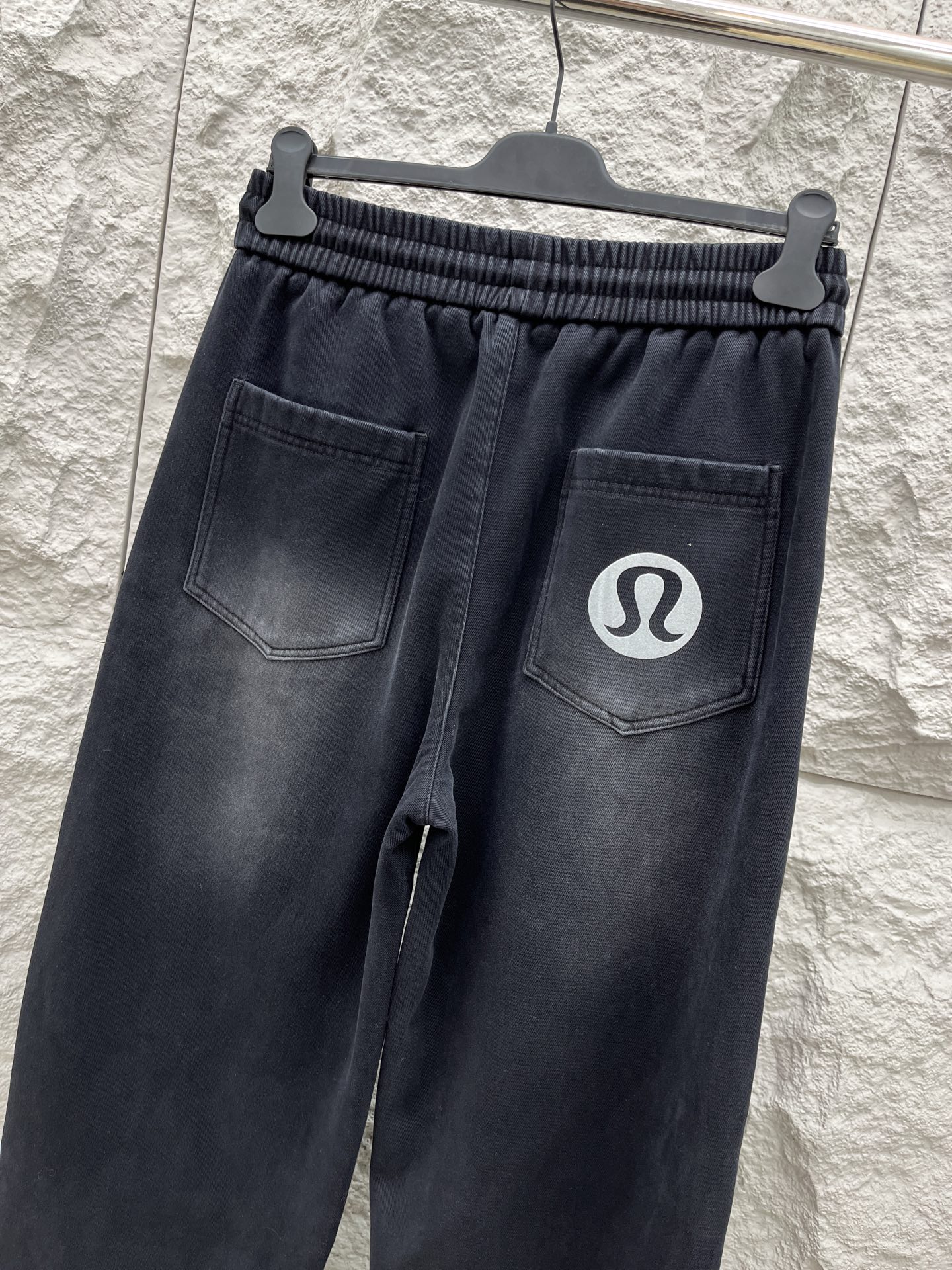 Lulu🔥🔥冬季新款休闲裤，定制优质棉质面料，亲肤舒适，前后面标识采用植绒设计，裤身水洗超级时尚。上身有