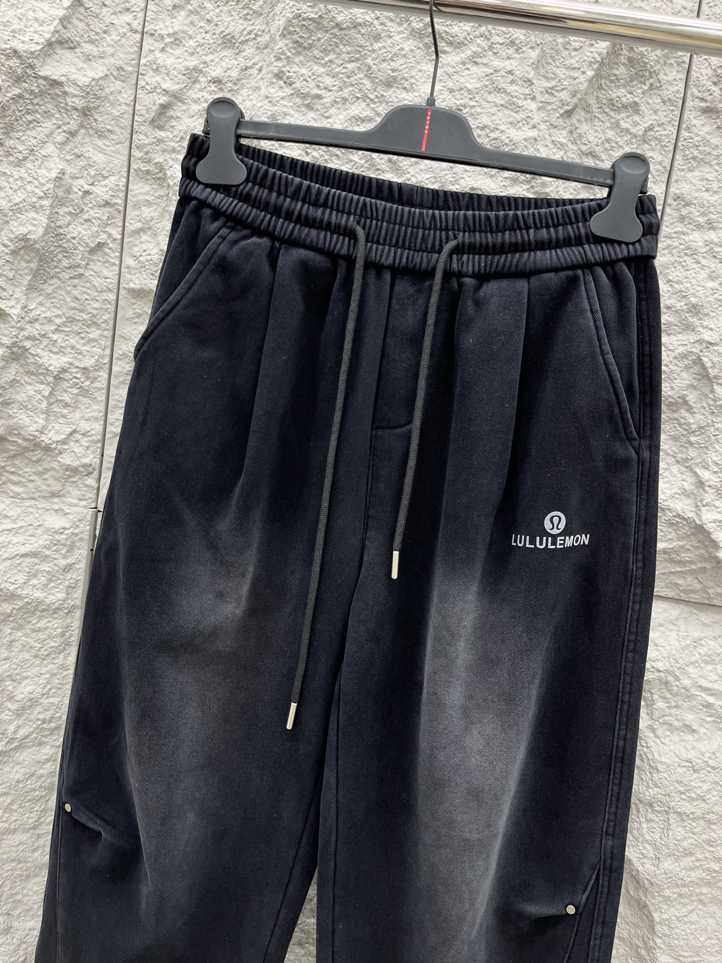 Lulu🔥🔥冬季新款休闲裤，定制优质棉质面料，亲肤舒适，前后面标识采用植绒设计，裤身水洗超级时尚。上身有