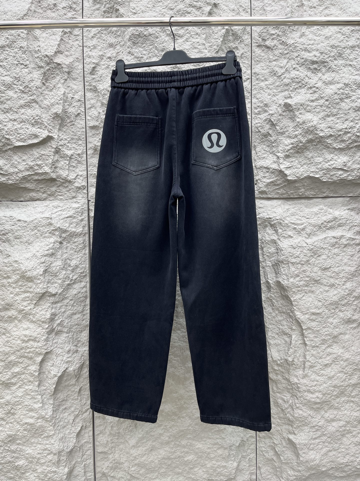 Lulu🔥🔥冬季新款休闲裤，定制优质棉质面料，亲肤舒适，前后面标识采用植绒设计，裤身水洗超级时尚。上身有