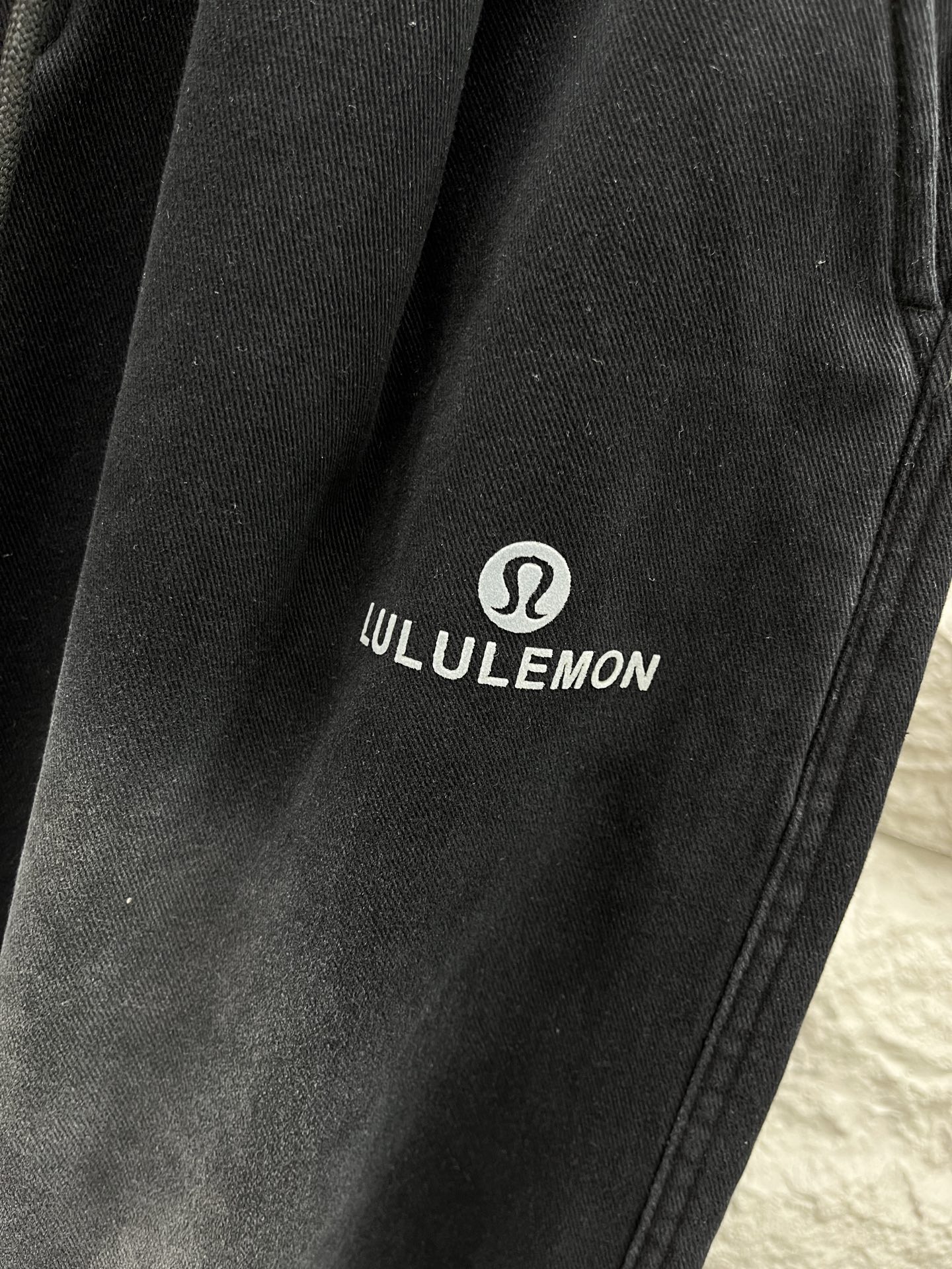 Lulu🔥🔥冬季新款休闲裤，定制优质棉质面料，亲肤舒适，前后面标识采用植绒设计，裤身水洗超级时尚。上身有