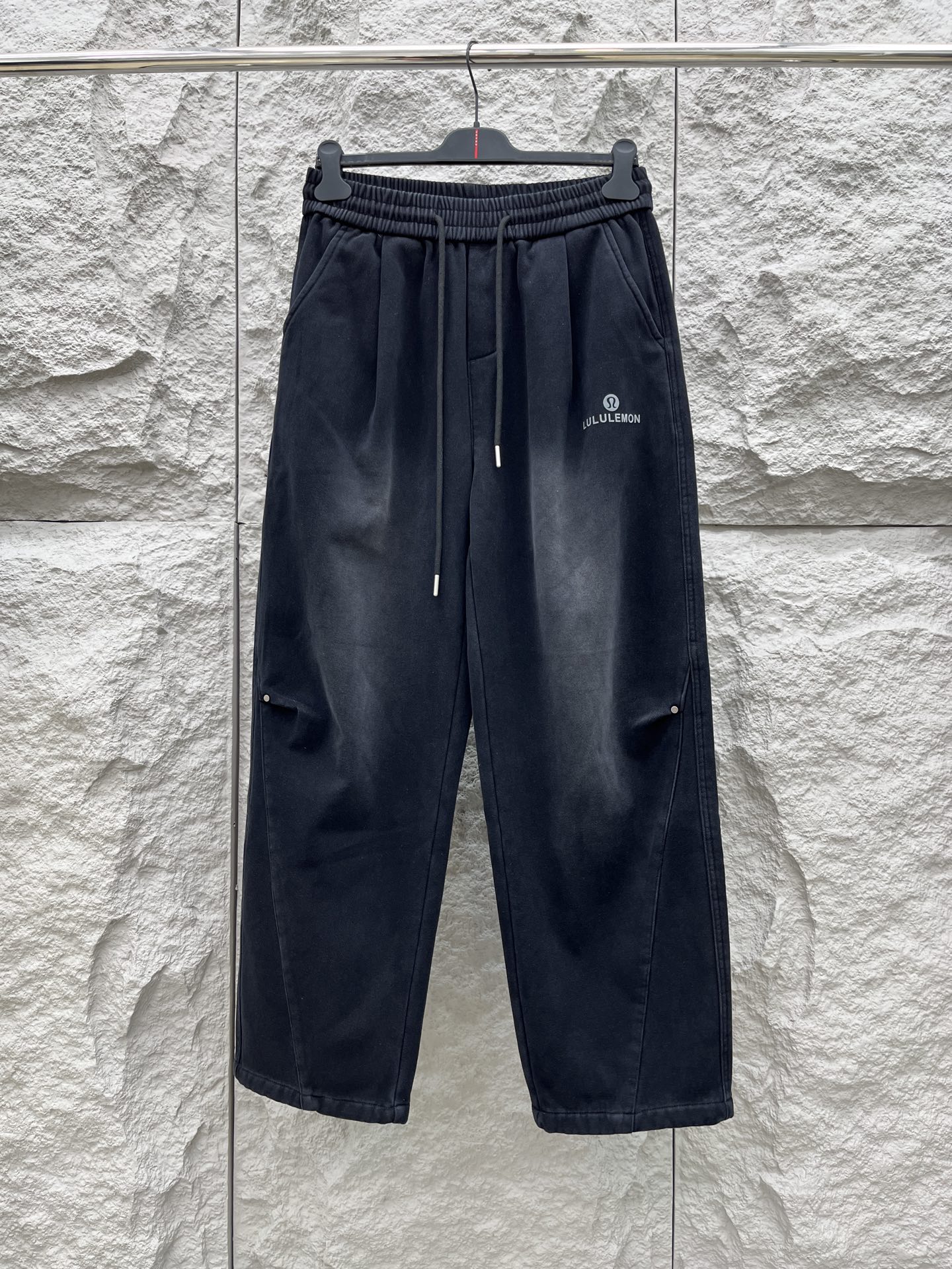 Lulu🔥🔥冬季新款休闲裤，定制优质棉质面料，亲肤舒适，前后面标识采用植绒设计，裤身水洗超级时尚。上身有