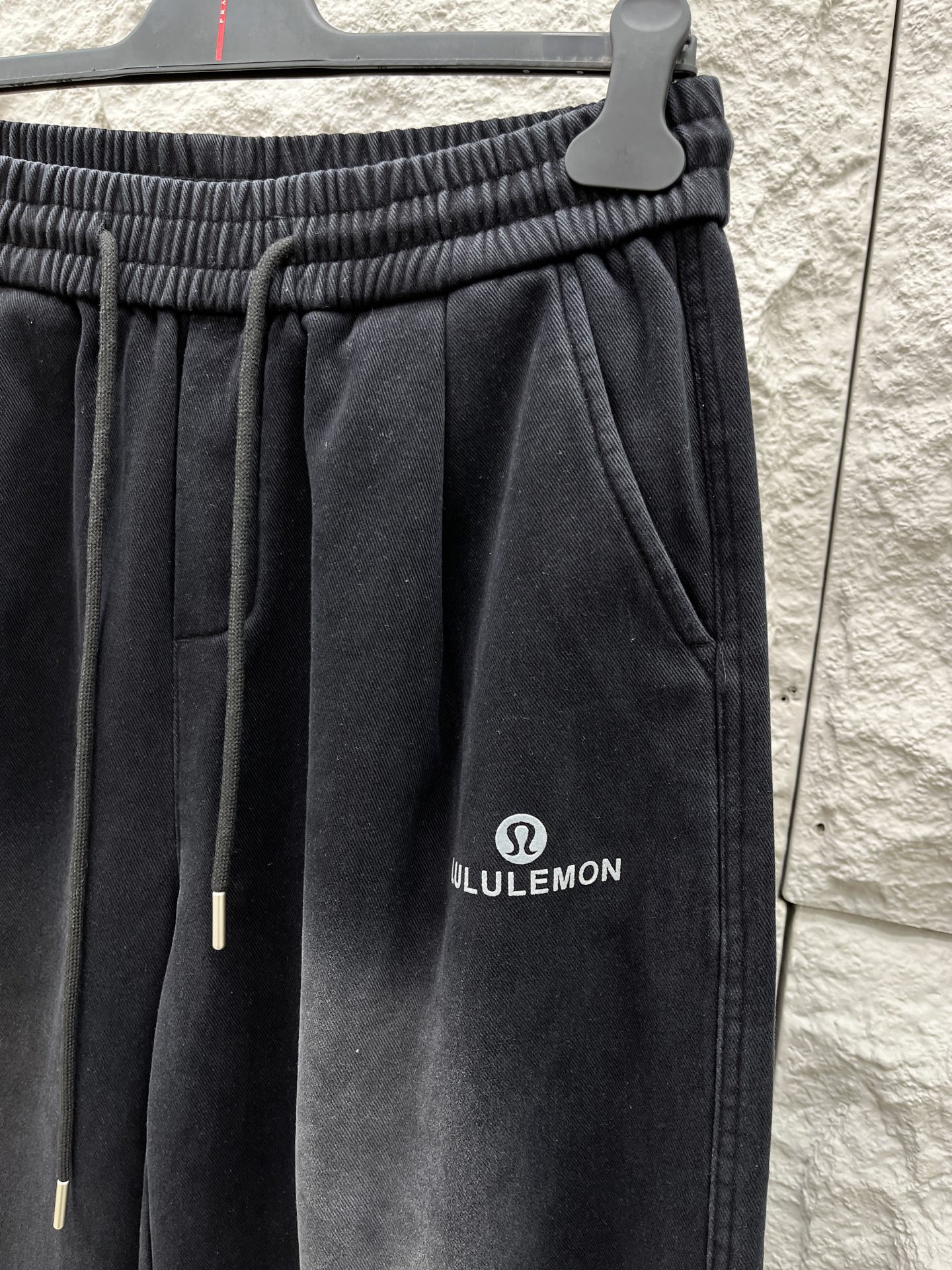 Lulu🔥🔥冬季新款休闲裤，定制优质棉质面料，亲肤舒适，前后面标识采用植绒设计，裤身水洗超级时尚。上身有