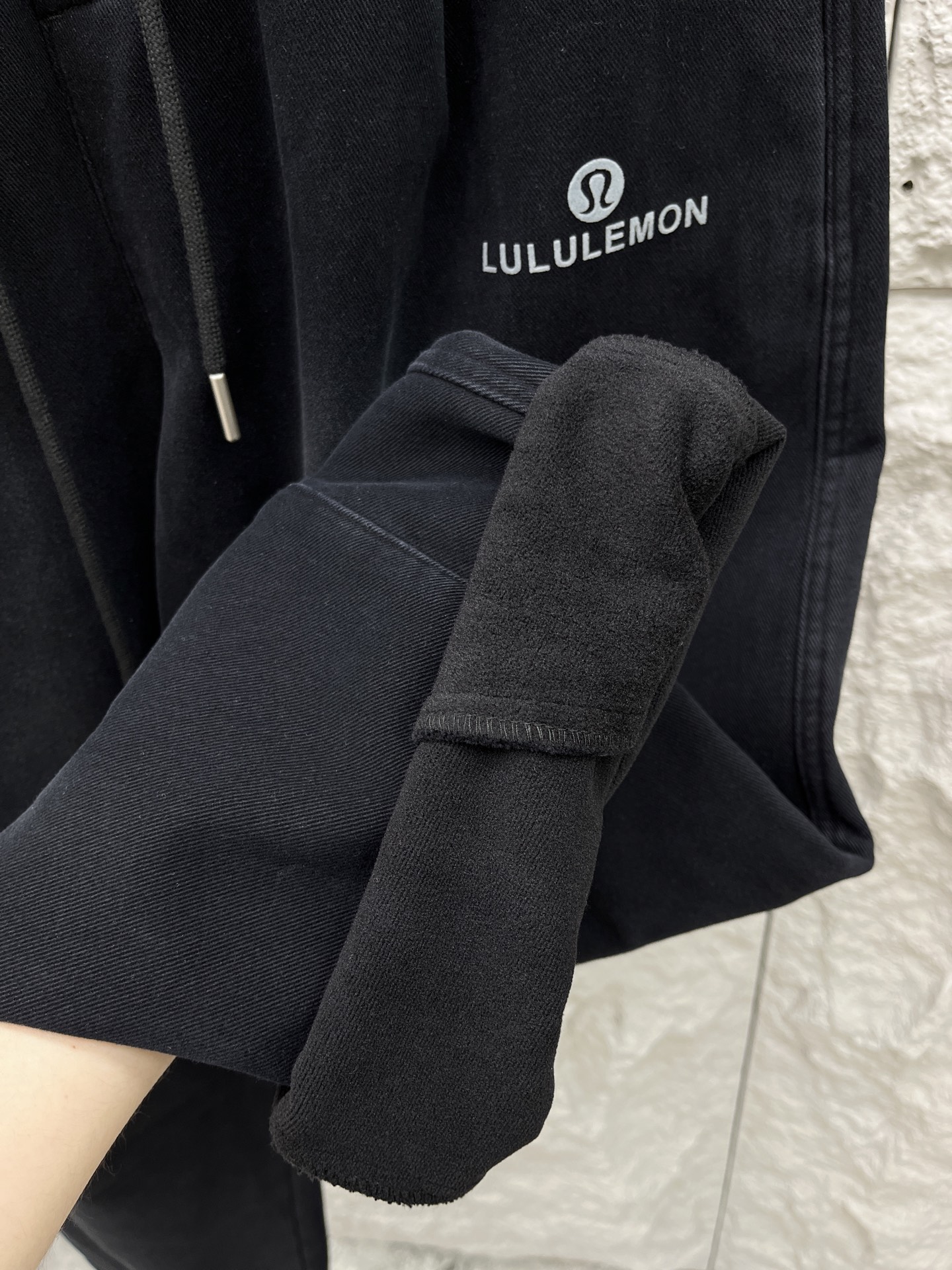 Lulu🔥🔥冬季新款休闲裤，定制优质棉质面料，亲肤舒适，前后面标识采用植绒设计，裤身水洗超级时尚。上身有