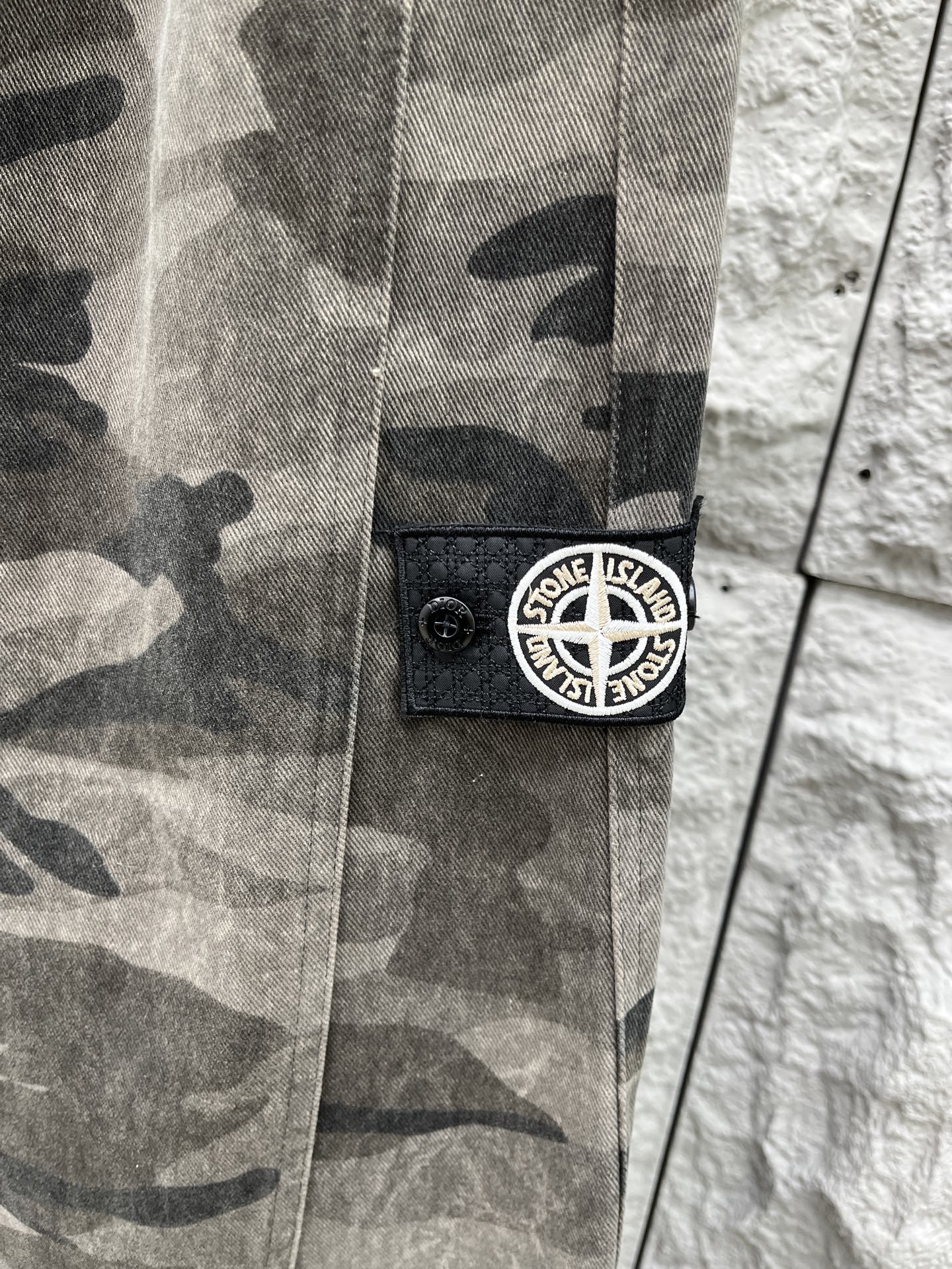 CD乂石头岛🔥🔥休闲迷彩直筒长裤，采用优质斜纹材质，挺括有型，侧边章仔标识点缀，整体迷彩上身足够吸睛且回