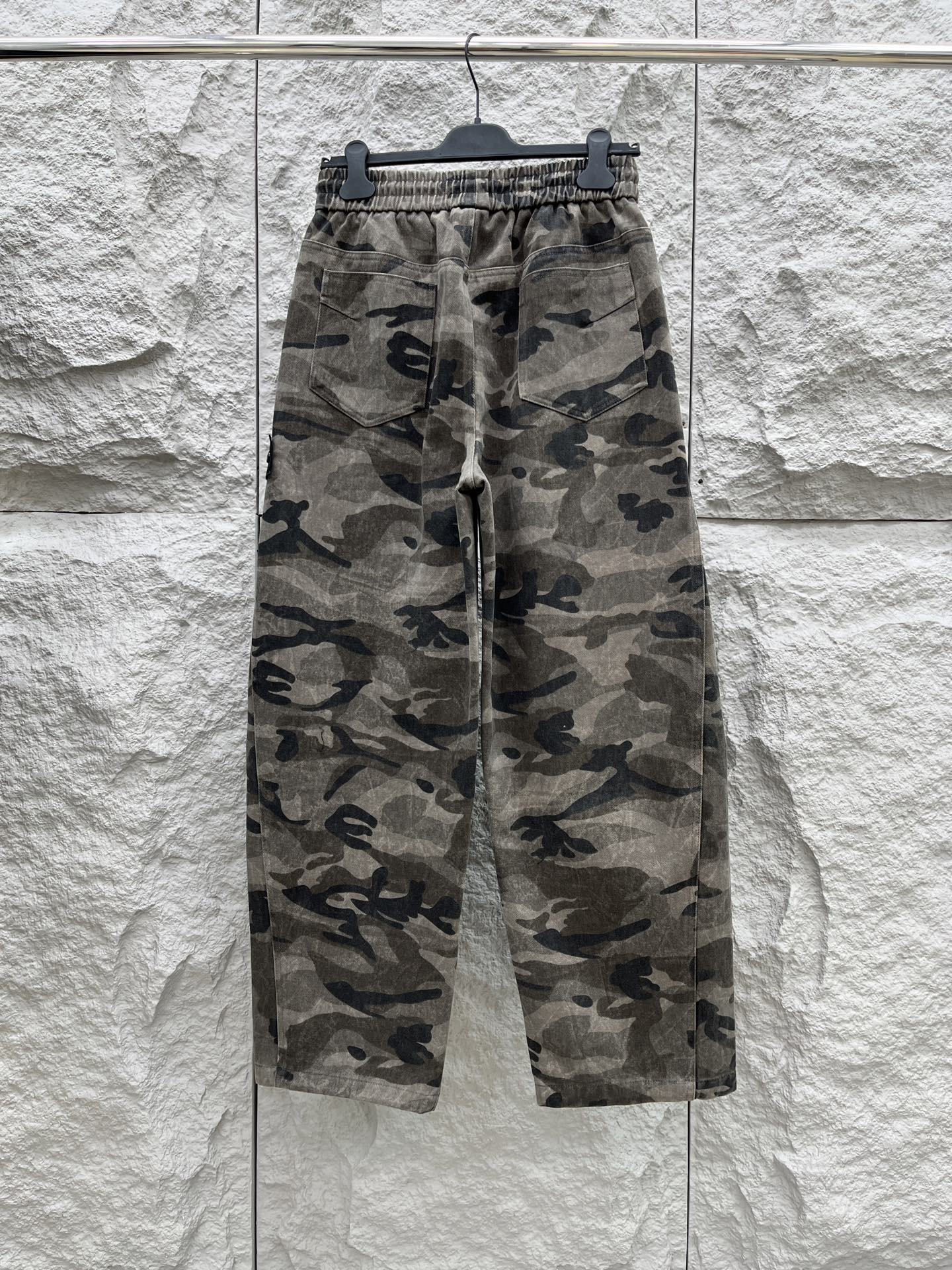 CD乂石头岛🔥🔥休闲迷彩直筒长裤，采用优质斜纹材质，挺括有型，侧边章仔标识点缀，整体迷彩上身足够吸睛且回