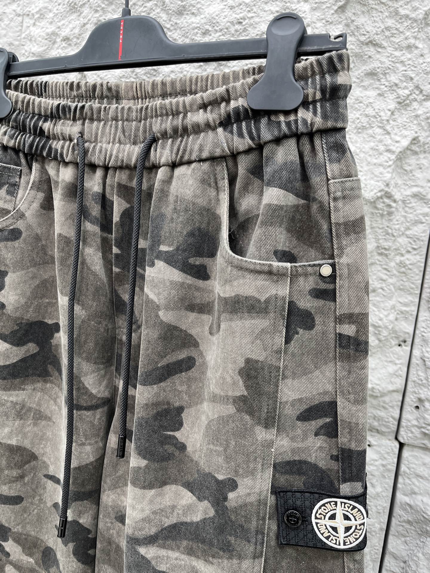 CD乂石头岛🔥🔥休闲迷彩直筒长裤，采用优质斜纹材质，挺括有型，侧边章仔标识点缀，整体迷彩上身足够吸睛且回