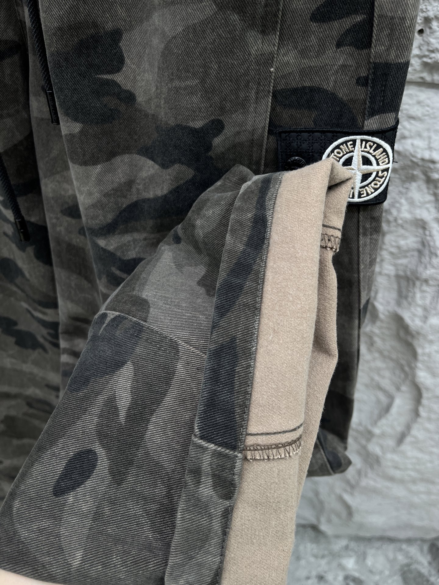 CD乂石头岛🔥🔥休闲迷彩直筒长裤，采用优质斜纹材质，挺括有型，侧边章仔标识点缀，整体迷彩上身足够吸睛且回
