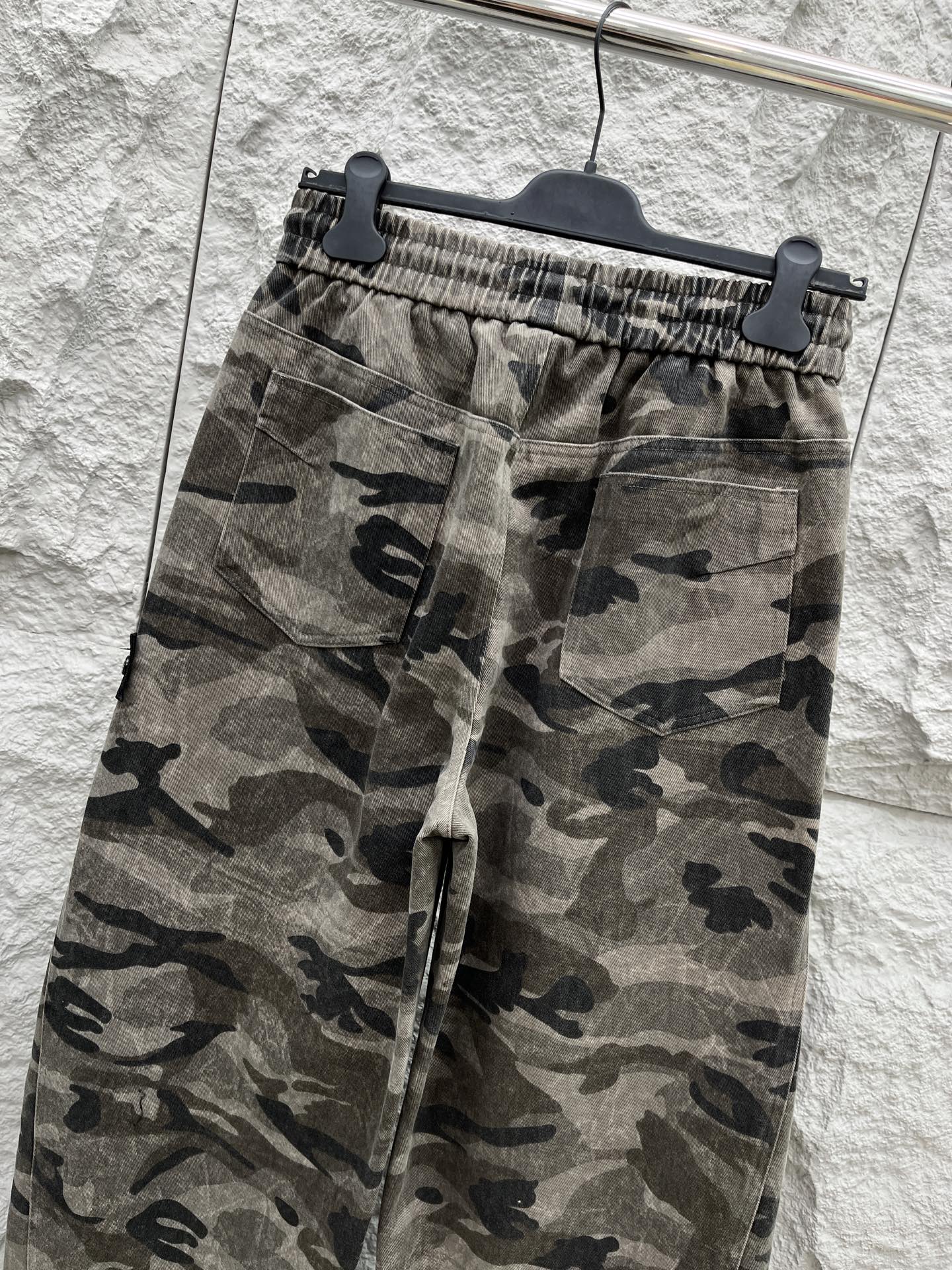 CD乂石头岛🔥🔥休闲迷彩直筒长裤，采用优质斜纹材质，挺括有型，侧边章仔标识点缀，整体迷彩上身足够吸睛且回