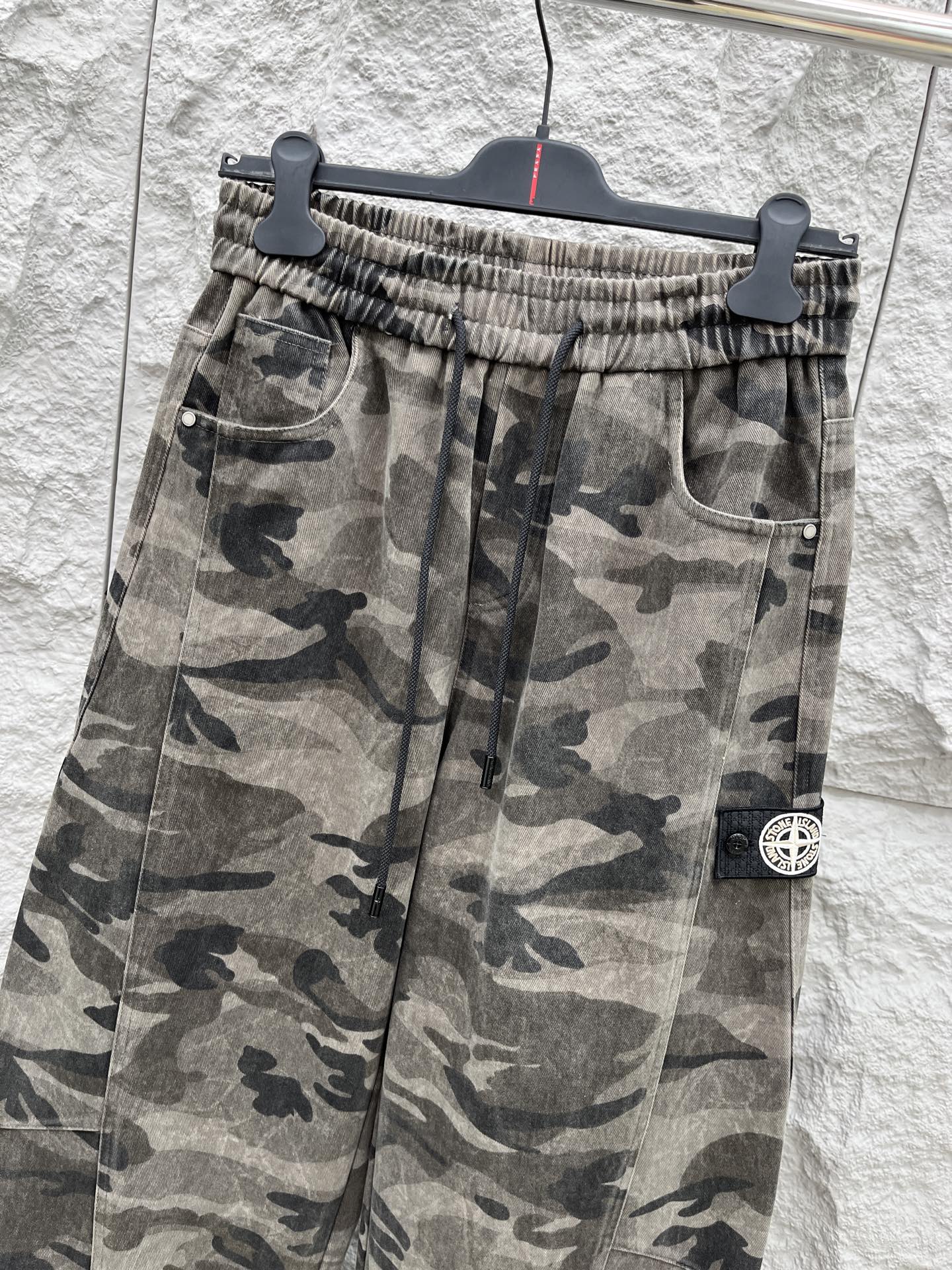 CD乂石头岛🔥🔥休闲迷彩直筒长裤，采用优质斜纹材质，挺括有型，侧边章仔标识点缀，整体迷彩上身足够吸睛且回