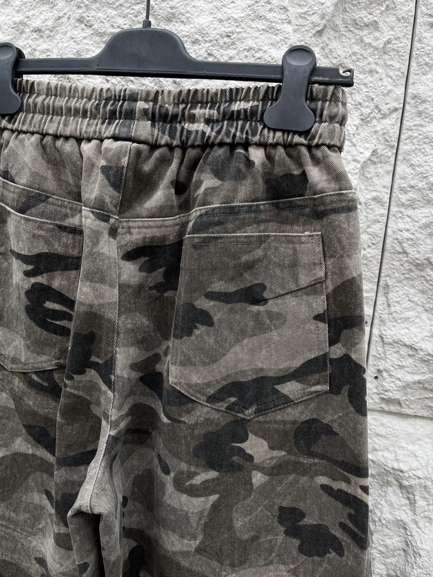 CD乂石头岛🔥🔥休闲迷彩直筒长裤，采用优质斜纹材质，挺括有型，侧边章仔标识点缀，整体迷彩上身足够吸睛且回