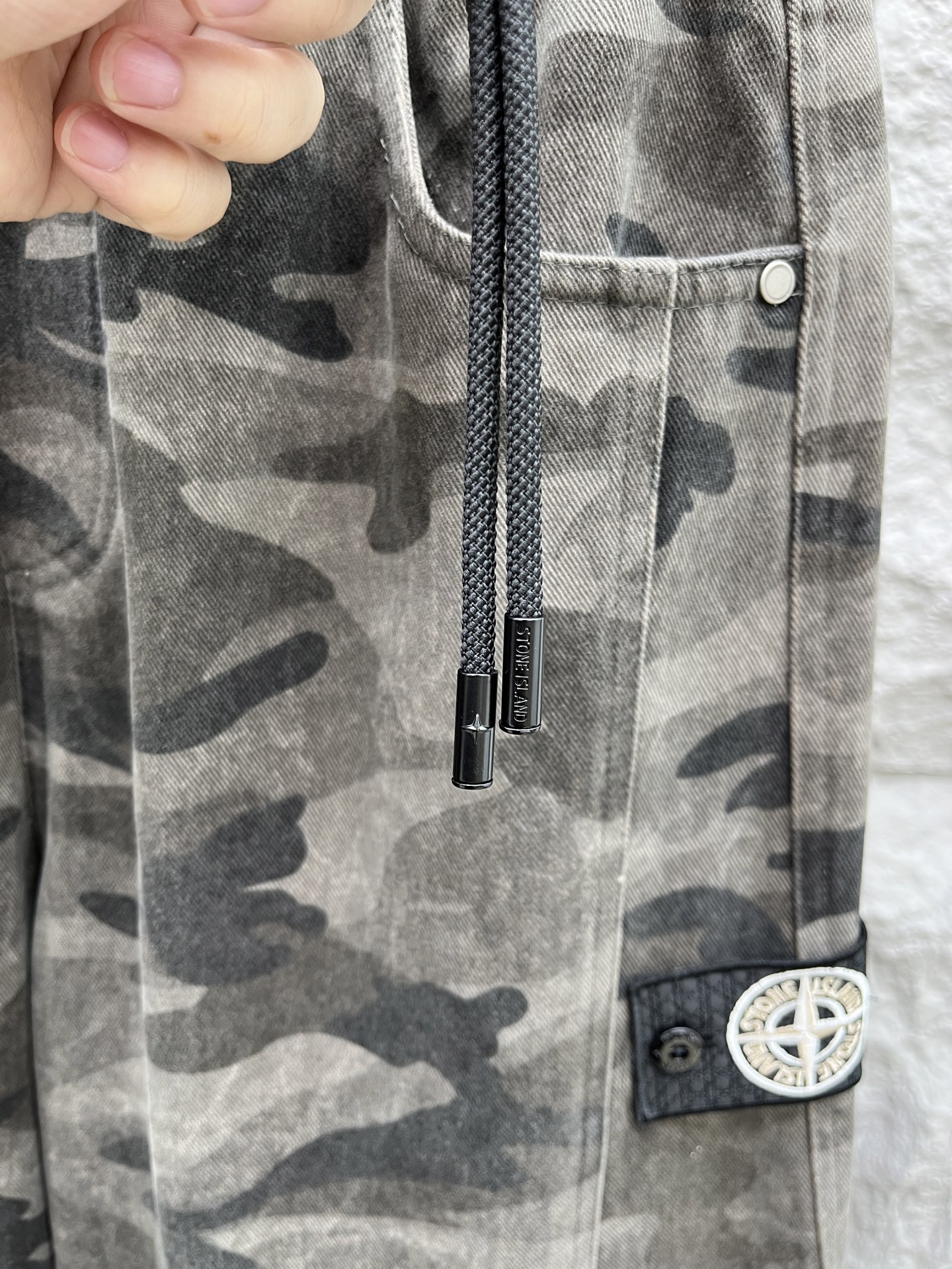 CD乂石头岛🔥🔥休闲迷彩直筒长裤，采用优质斜纹材质，挺括有型，侧边章仔标识点缀，整体迷彩上身足够吸睛且回