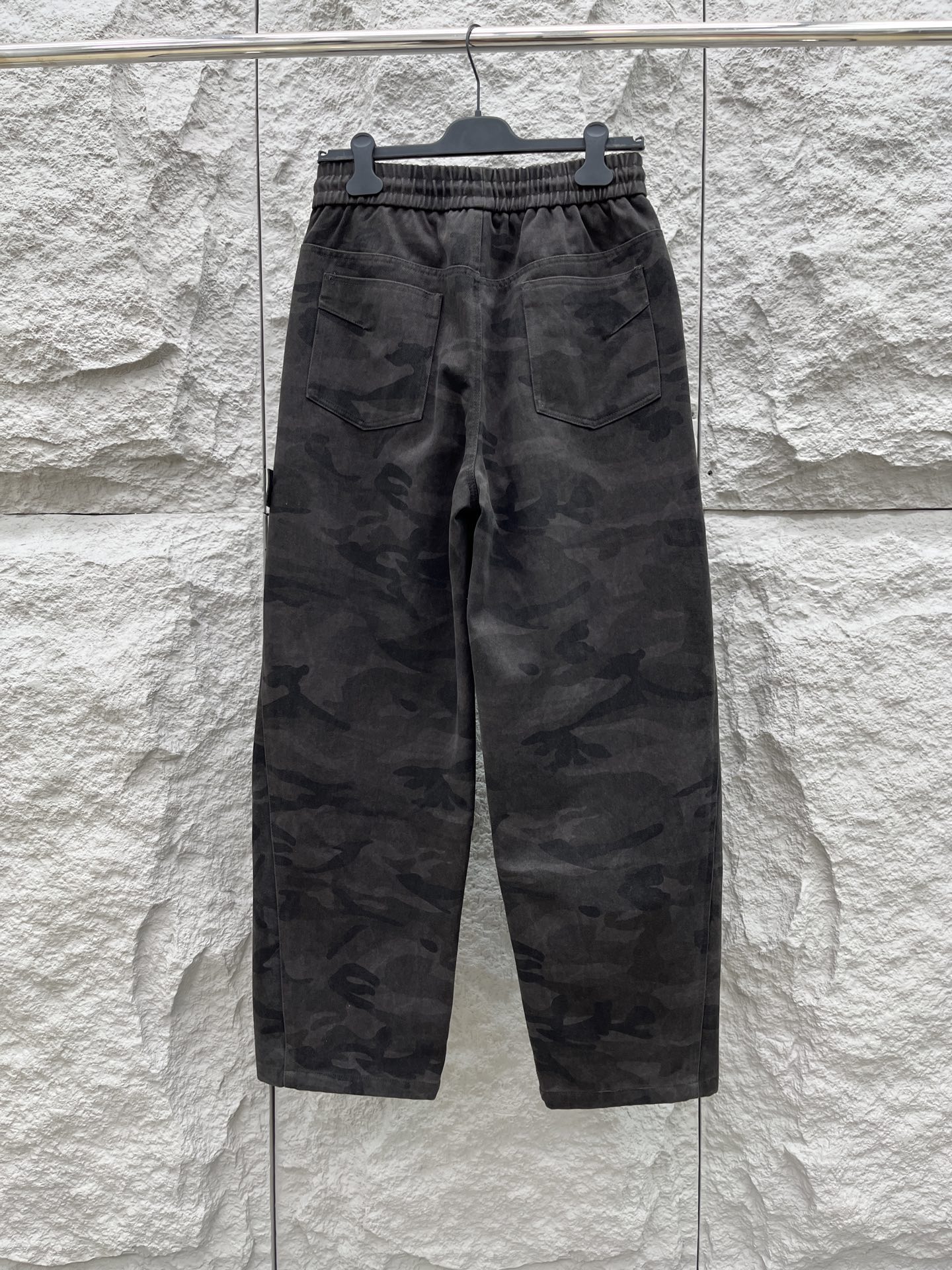 CD乂石头岛🔥🔥休闲迷彩直筒长裤，采用优质斜纹材质，挺括有型，侧边章仔标识点缀，整体迷彩上身足够吸睛且回