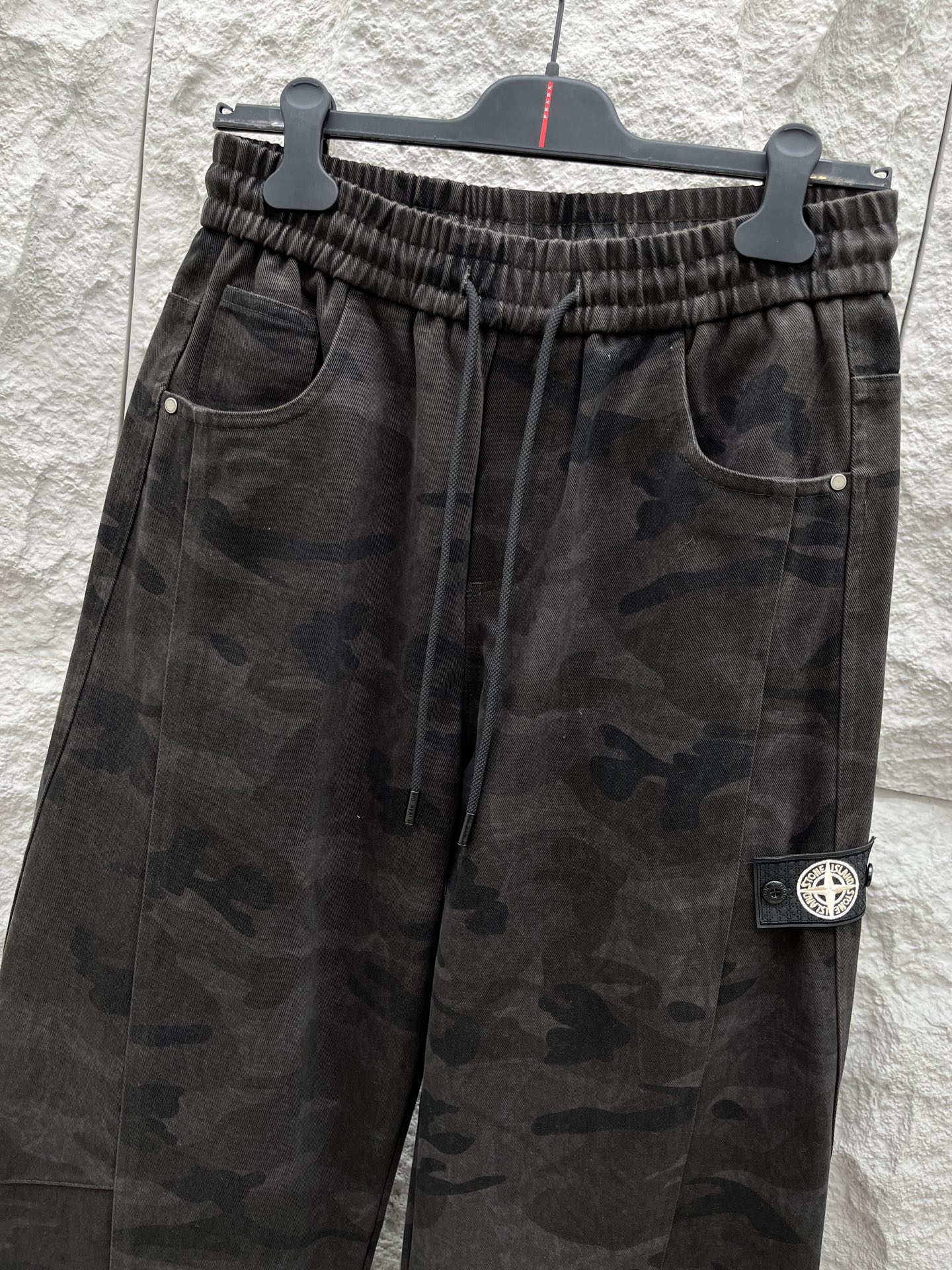 CD乂石头岛🔥🔥休闲迷彩直筒长裤，采用优质斜纹材质，挺括有型，侧边章仔标识点缀，整体迷彩上身足够吸睛且回