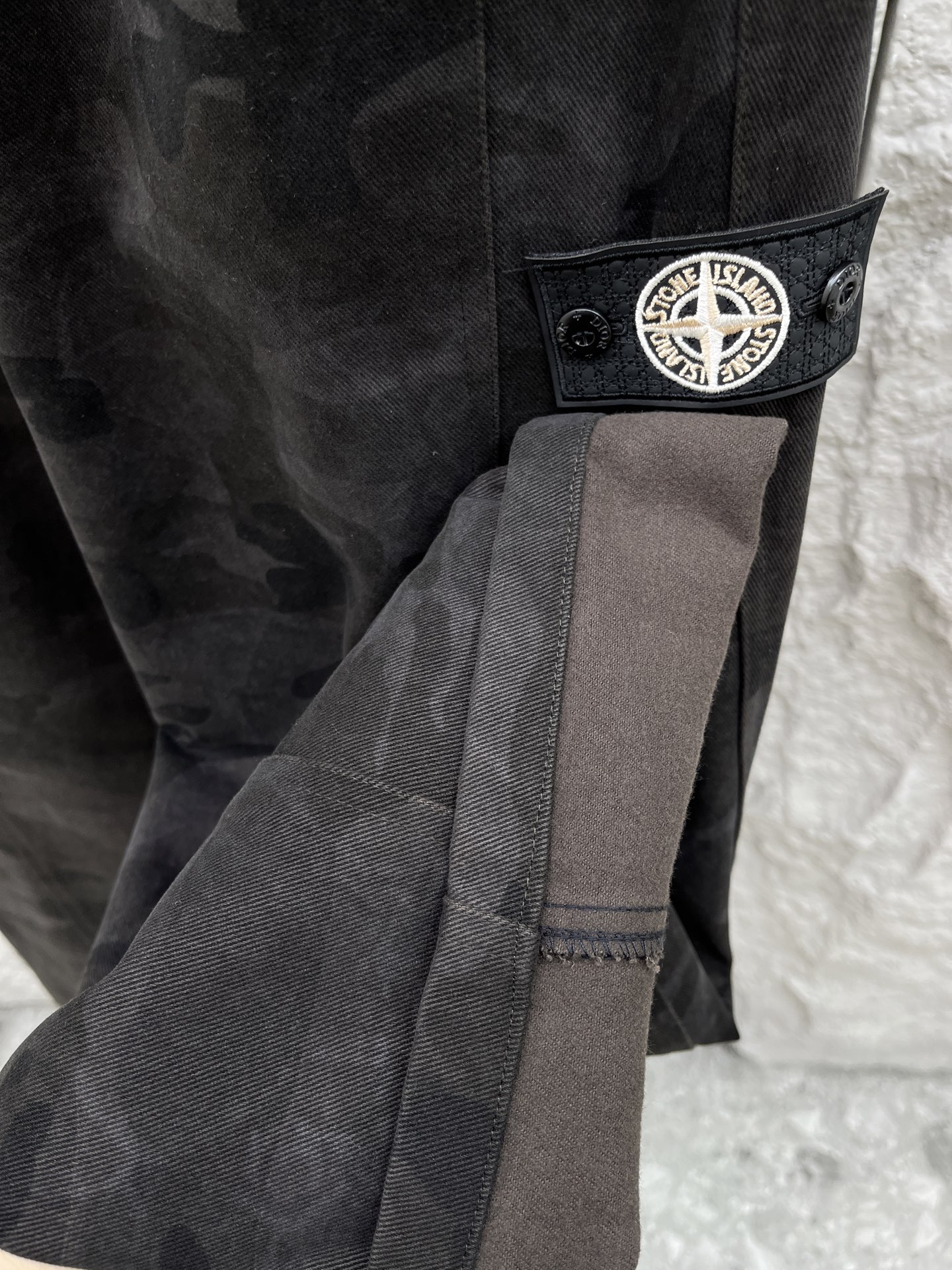 CD乂石头岛🔥🔥休闲迷彩直筒长裤，采用优质斜纹材质，挺括有型，侧边章仔标识点缀，整体迷彩上身足够吸睛且回