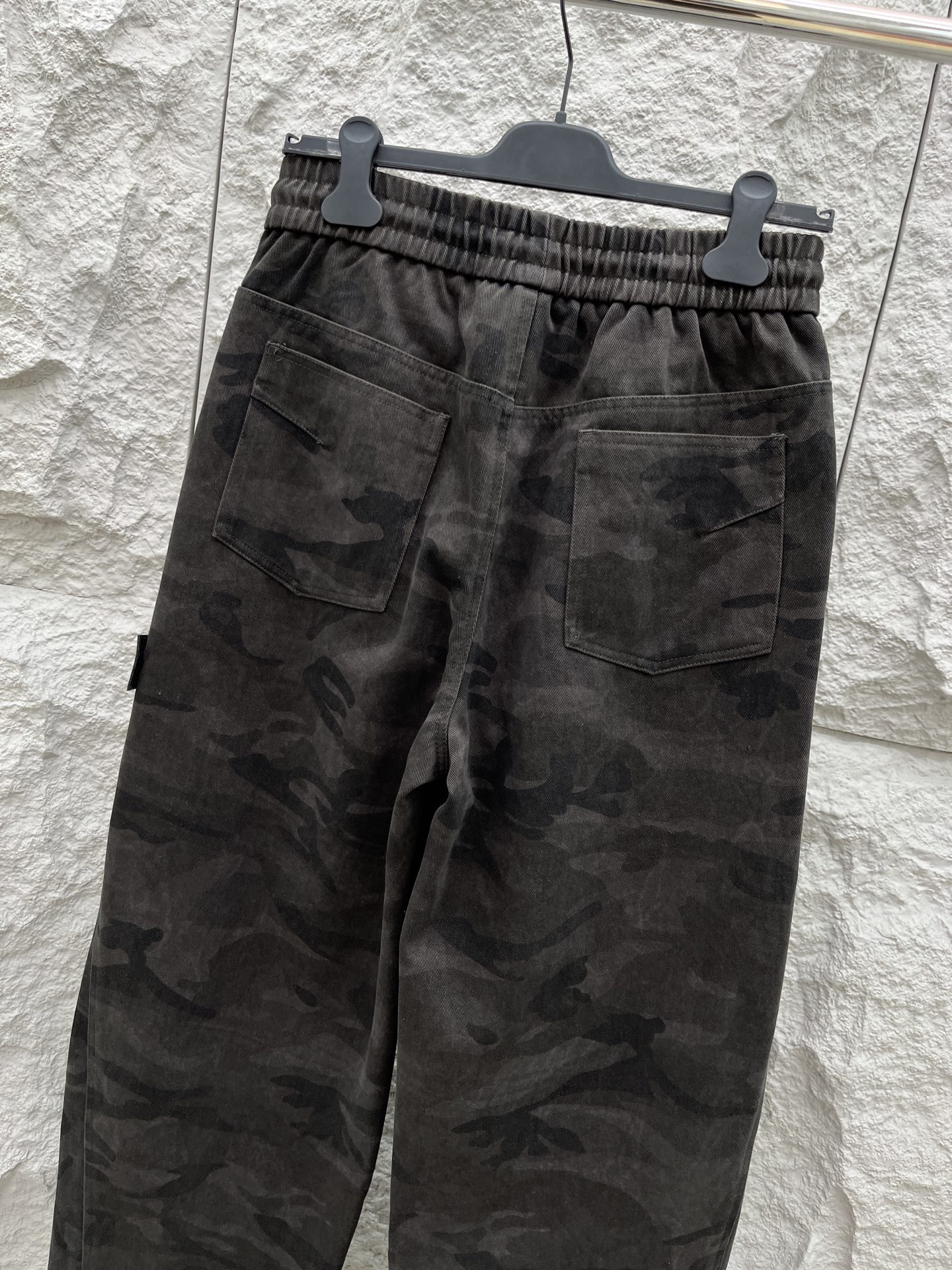 CD乂石头岛🔥🔥休闲迷彩直筒长裤，采用优质斜纹材质，挺括有型，侧边章仔标识点缀，整体迷彩上身足够吸睛且回