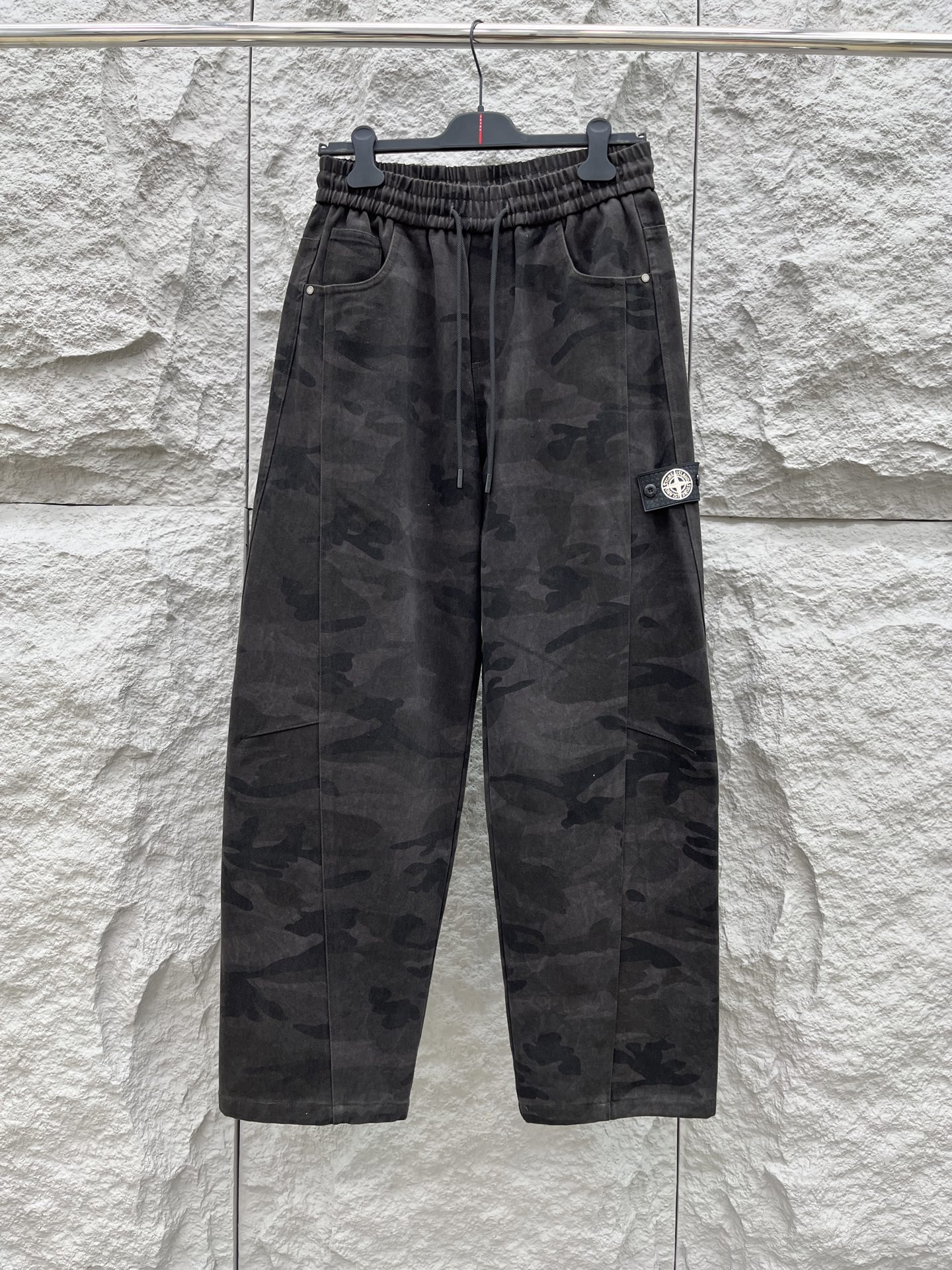 CD乂石头岛🔥🔥休闲迷彩直筒长裤，采用优质斜纹材质，挺括有型，侧边章仔标识点缀，整体迷彩上身足够吸睛且回