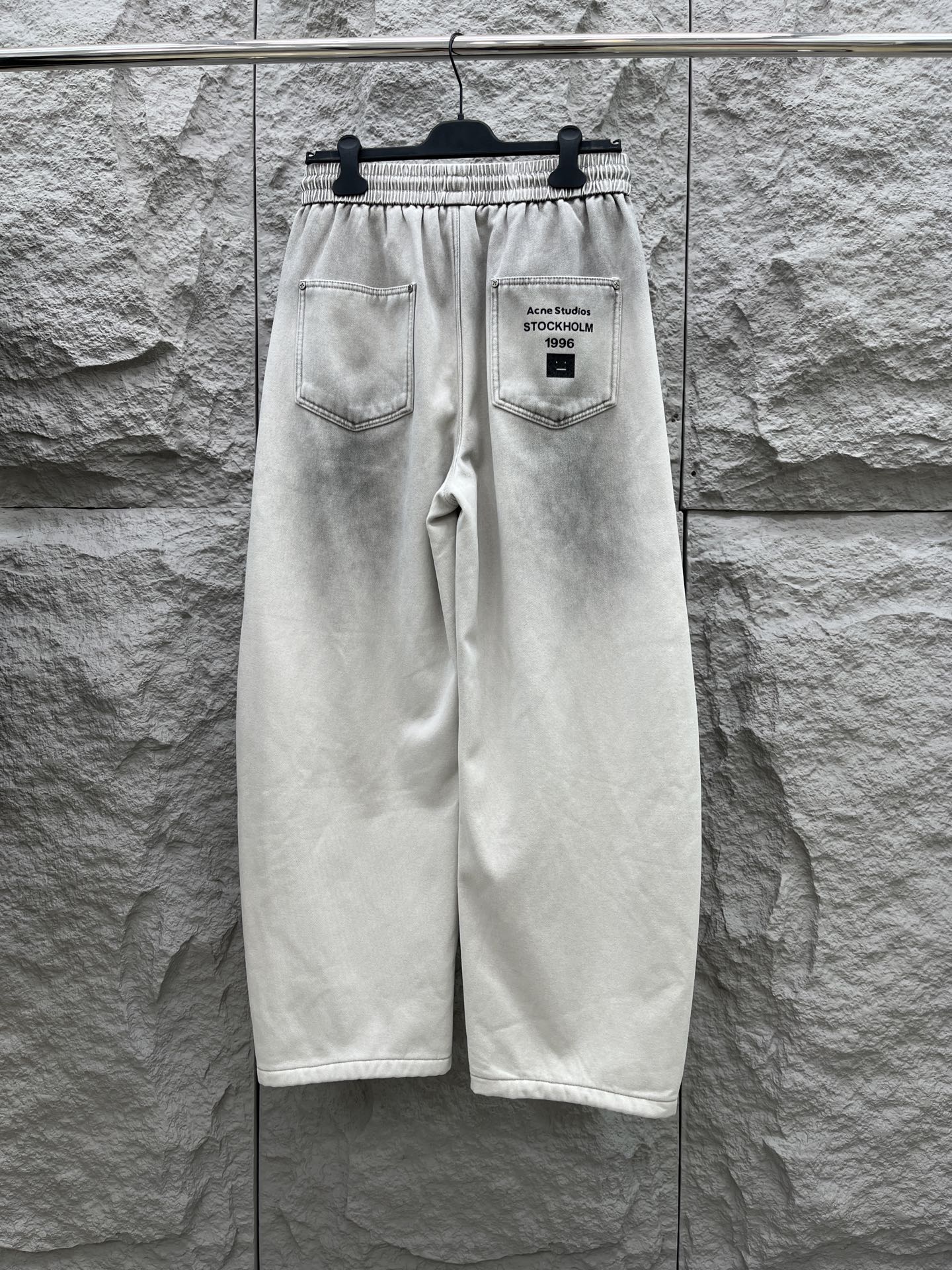 Acn🔥🔥冬季新款加绒直筒裤，采用进口优质斜纹棉水洗面料，整体采用水洗做旧设计工艺，面料柔软舒适！超级时