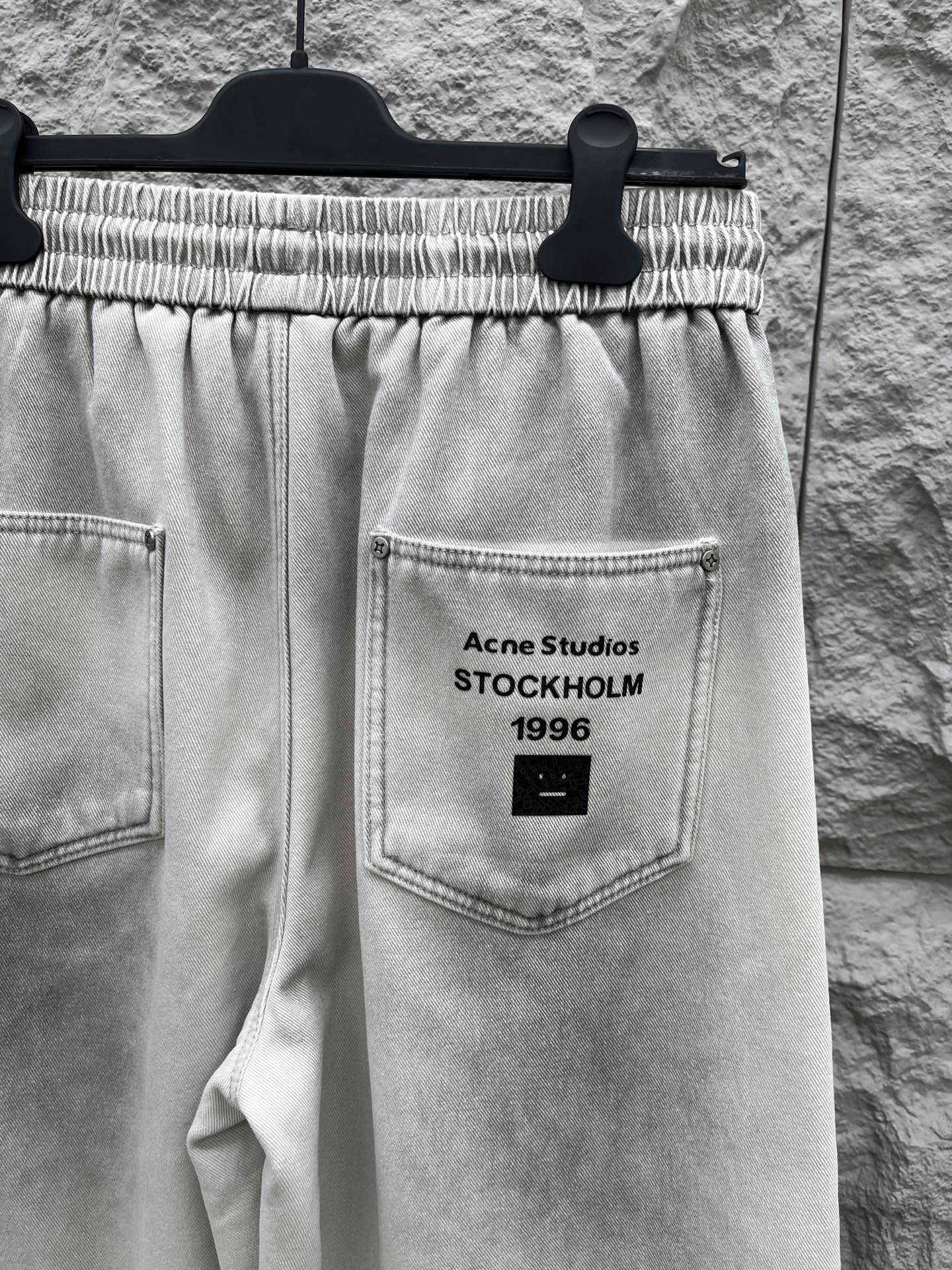 Acn🔥🔥冬季新款加绒直筒裤，采用进口优质斜纹棉水洗面料，整体采用水洗做旧设计工艺，面料柔软舒适！超级时