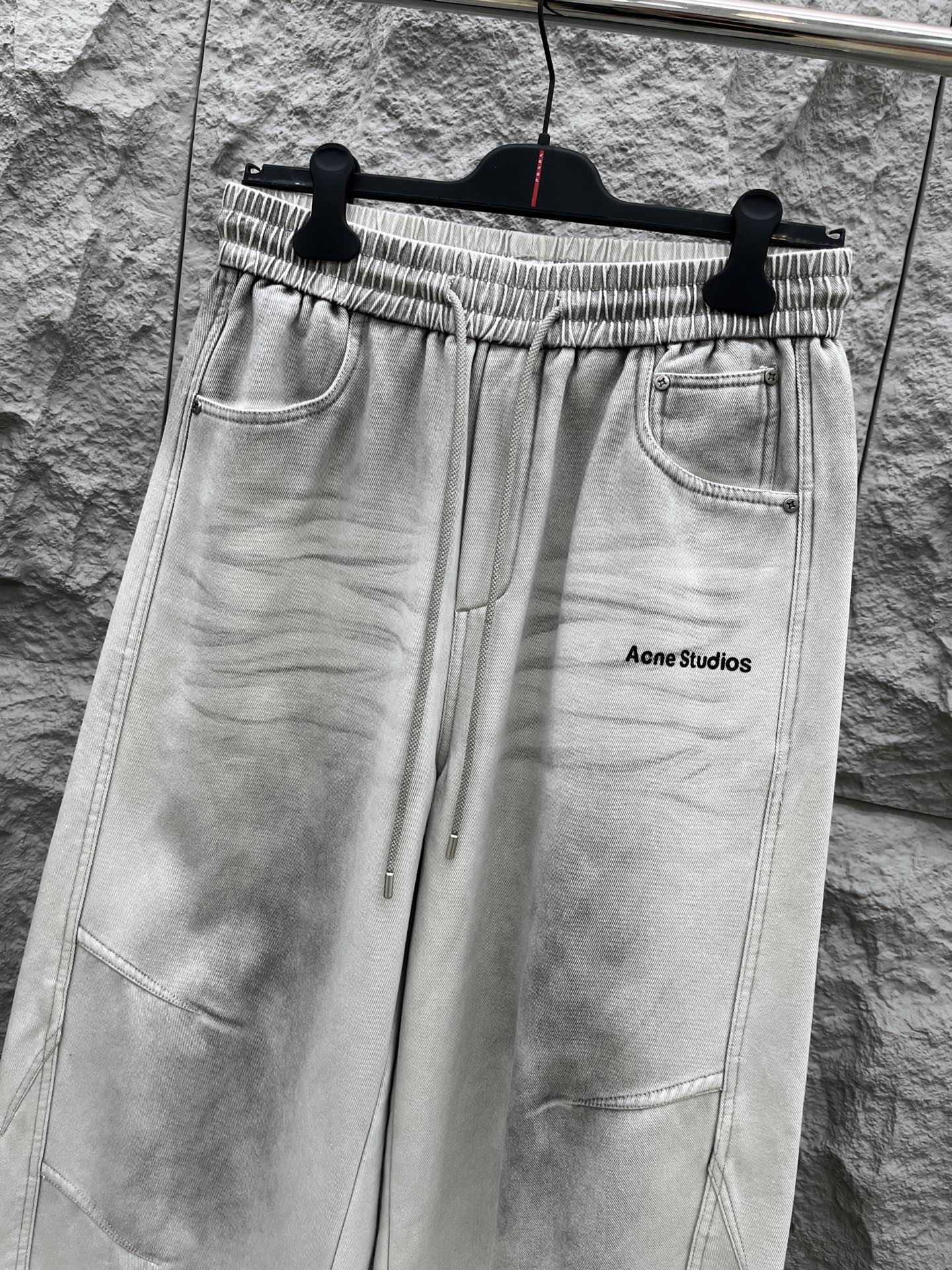 Acn🔥🔥冬季新款加绒直筒裤，采用进口优质斜纹棉水洗面料，整体采用水洗做旧设计工艺，面料柔软舒适！超级时