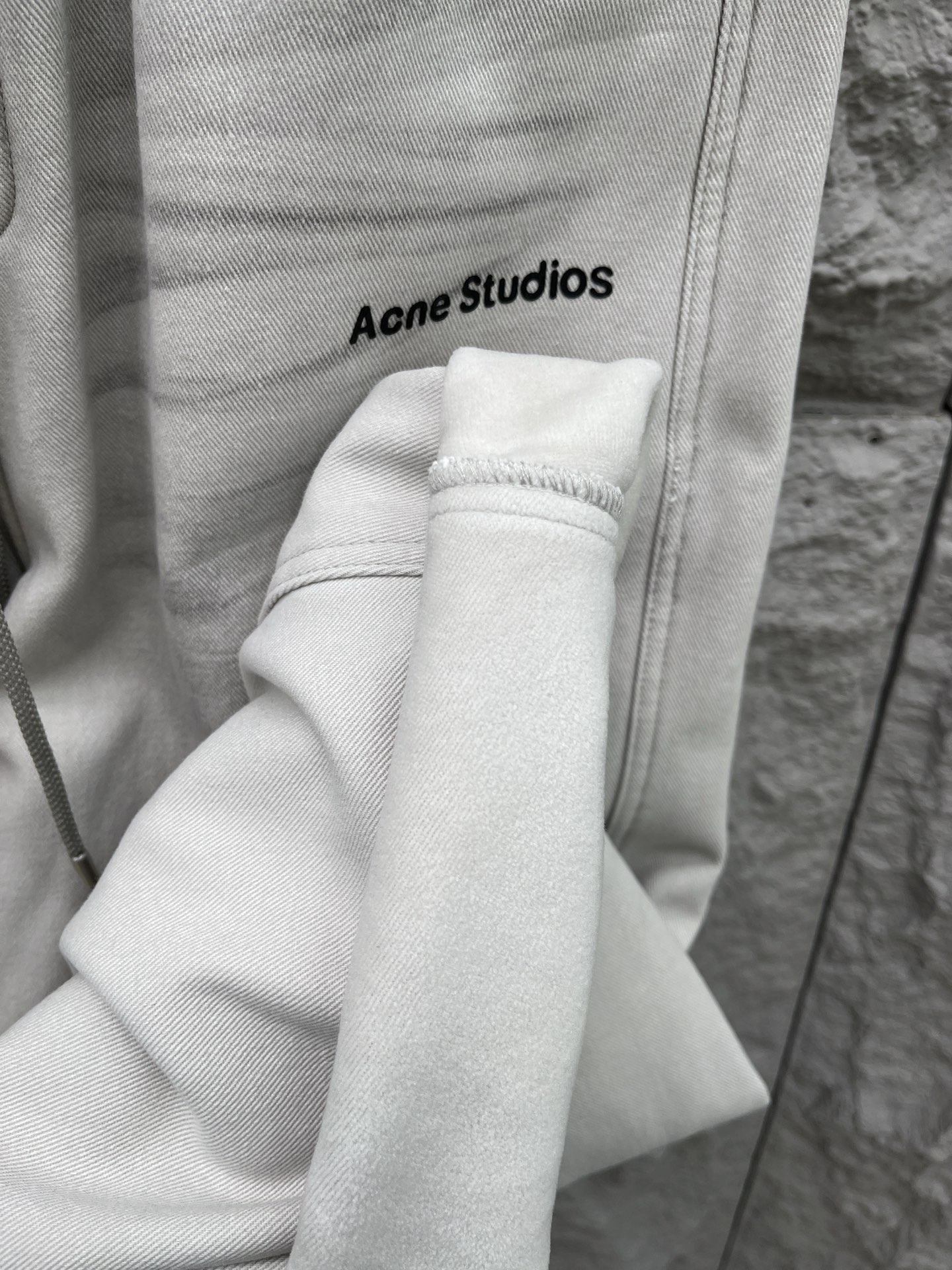 Acn🔥🔥冬季新款加绒直筒裤，采用进口优质斜纹棉水洗面料，整体采用水洗做旧设计工艺，面料柔软舒适！超级时