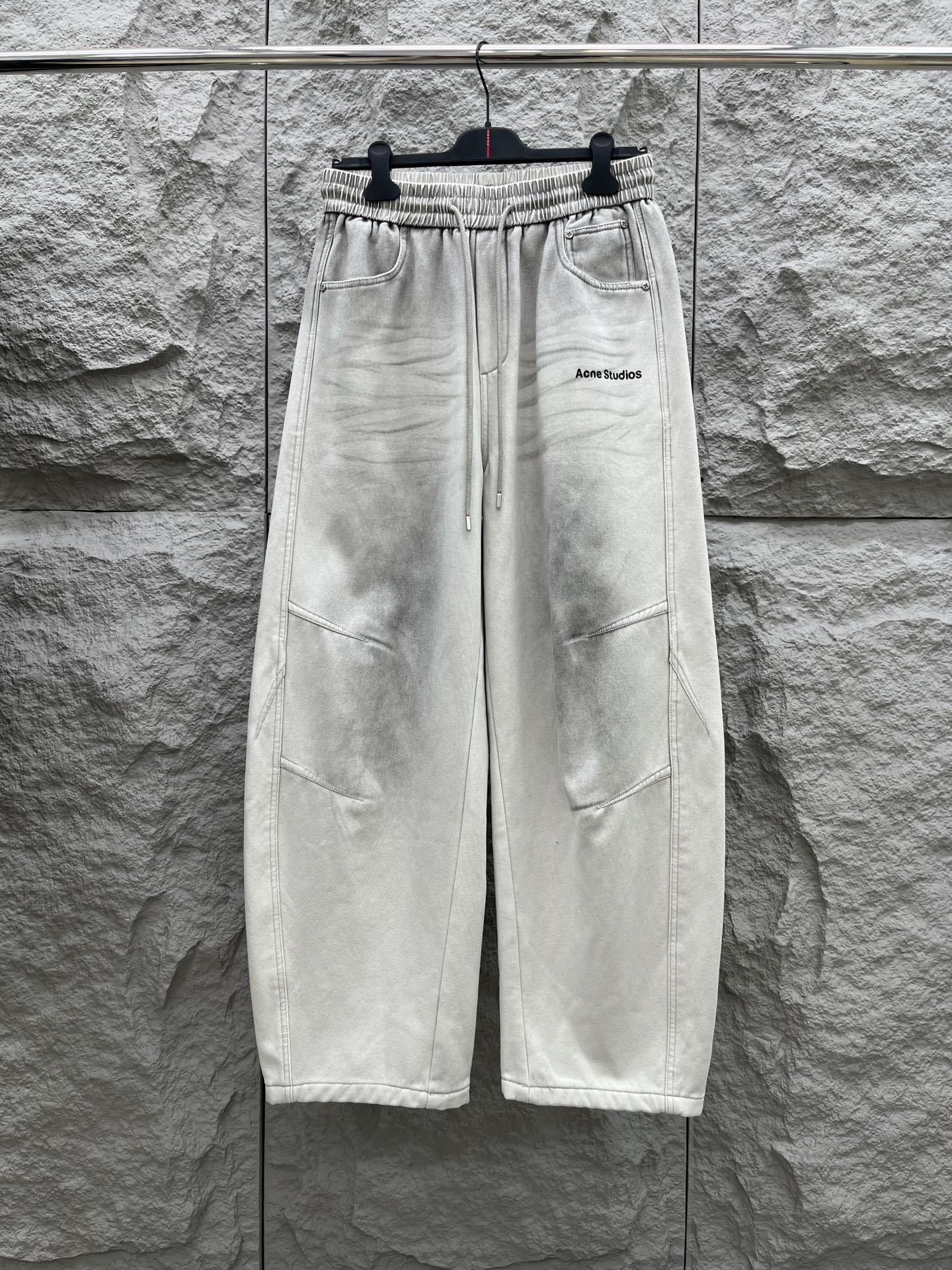 Acn🔥🔥冬季新款加绒直筒裤，采用进口优质斜纹棉水洗面料，整体采用水洗做旧设计工艺，面料柔软舒适！超级时