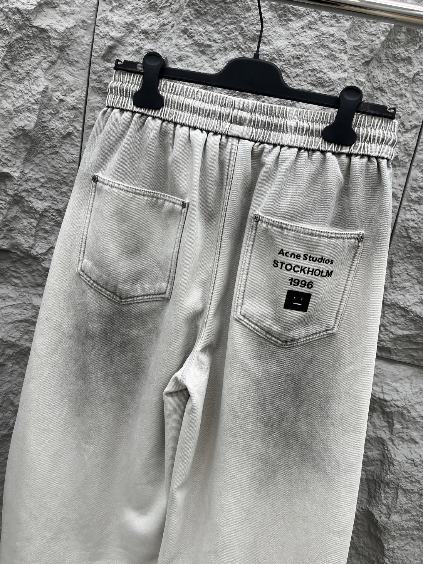 Acn🔥🔥冬季新款加绒直筒裤，采用进口优质斜纹棉水洗面料，整体采用水洗做旧设计工艺，面料柔软舒适！超级时