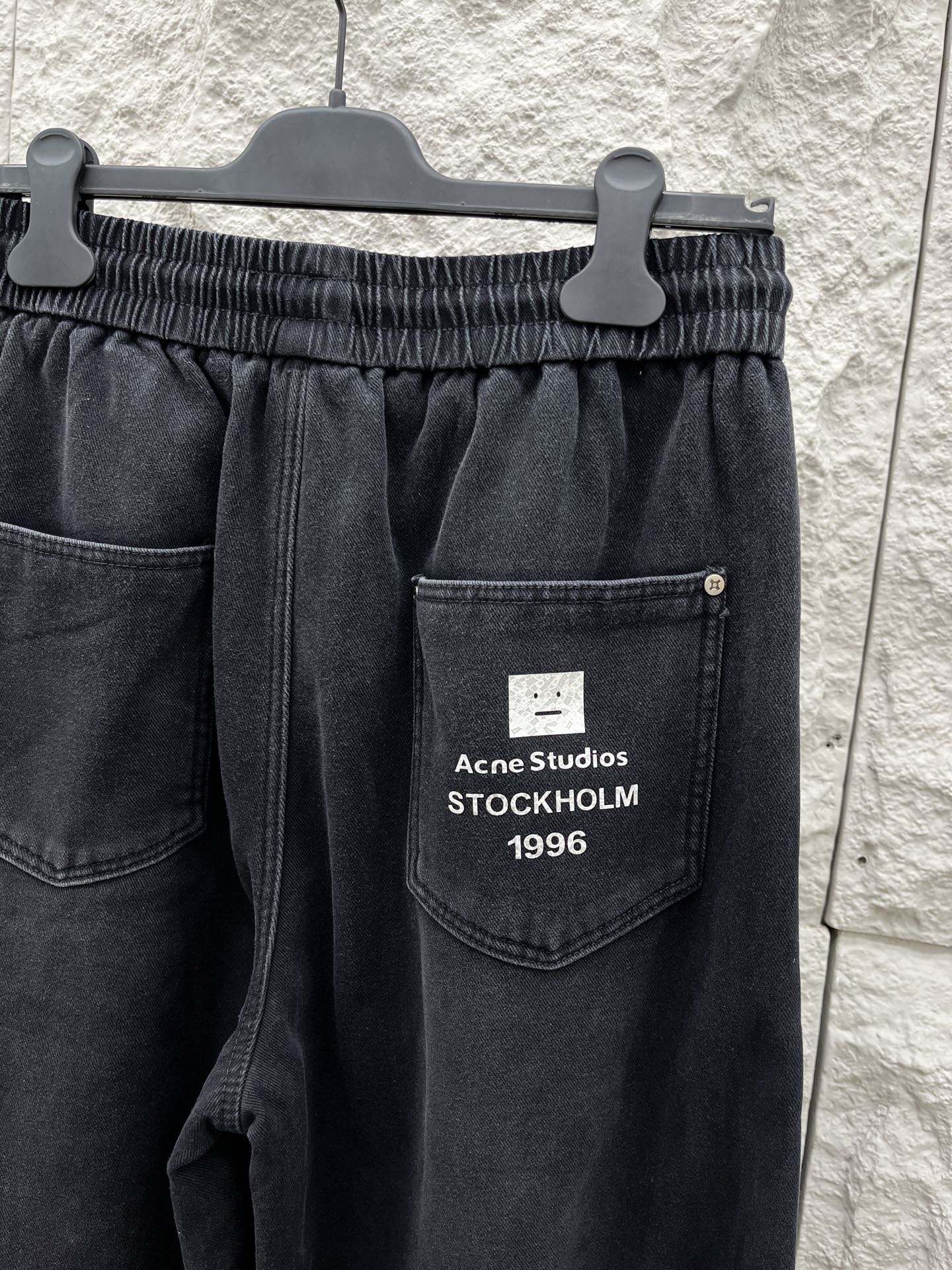 Acn🔥🔥冬季新款加绒直筒裤，采用进口优质斜纹棉水洗面料，整体采用水洗做旧设计工艺，面料柔软舒适！超级时