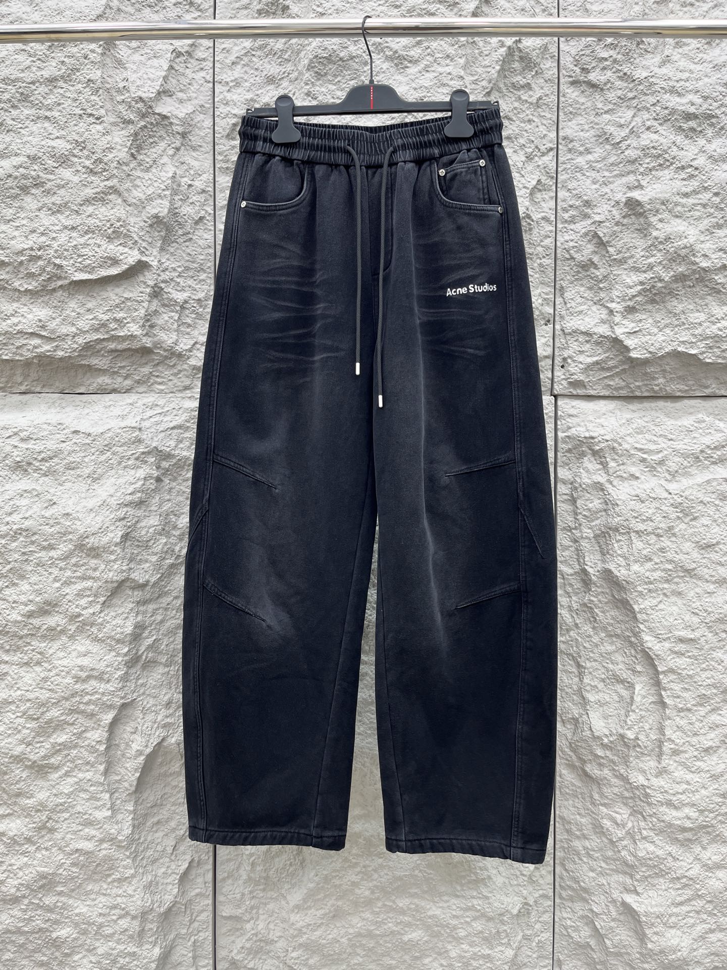 Acn🔥🔥冬季新款加绒直筒裤，采用进口优质斜纹棉水洗面料，整体采用水洗做旧设计工艺，面料柔软舒适！超级时