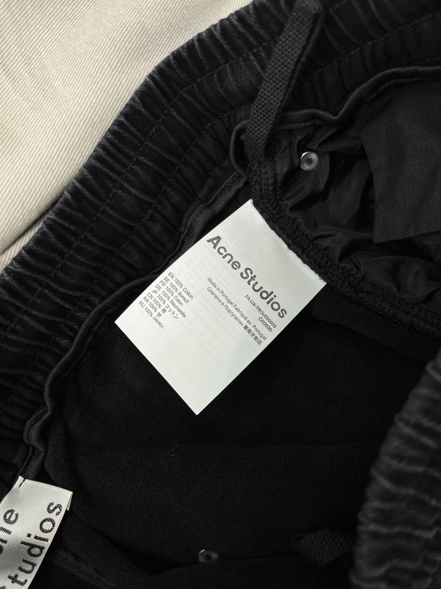 Acn🔥🔥冬季新款加绒直筒裤，采用进口优质斜纹棉水洗面料，整体采用水洗做旧设计工艺，面料柔软舒适！超级时