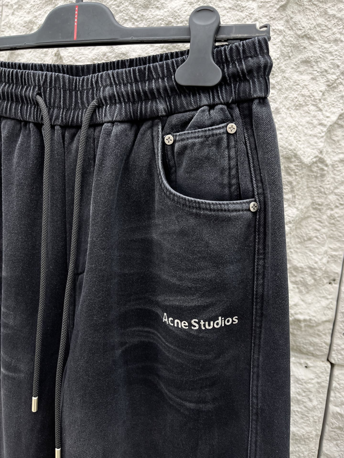 Acn🔥🔥冬季新款加绒直筒裤，采用进口优质斜纹棉水洗面料，整体采用水洗做旧设计工艺，面料柔软舒适！超级时