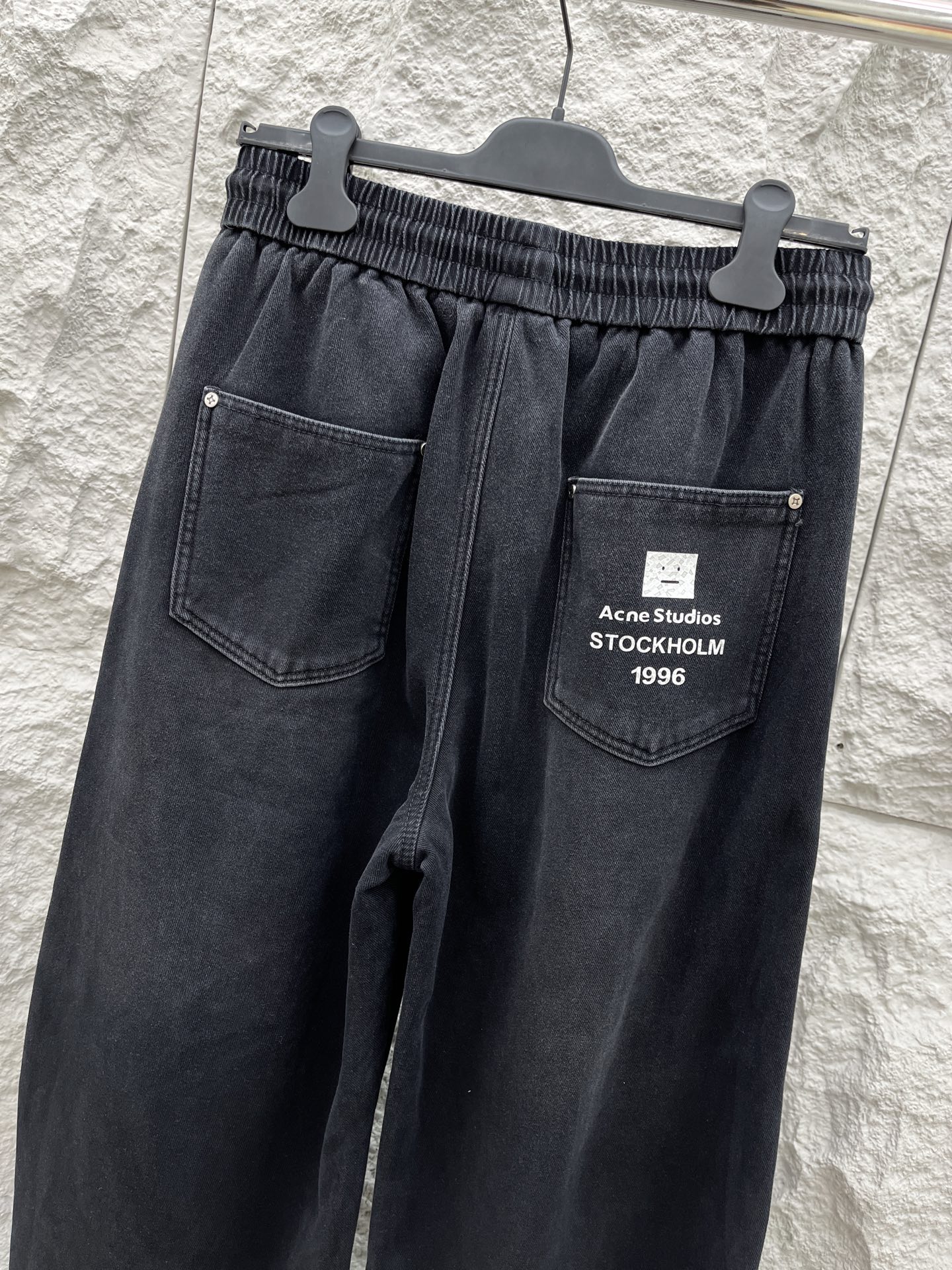 Acn🔥🔥冬季新款加绒直筒裤，采用进口优质斜纹棉水洗面料，整体采用水洗做旧设计工艺，面料柔软舒适！超级时