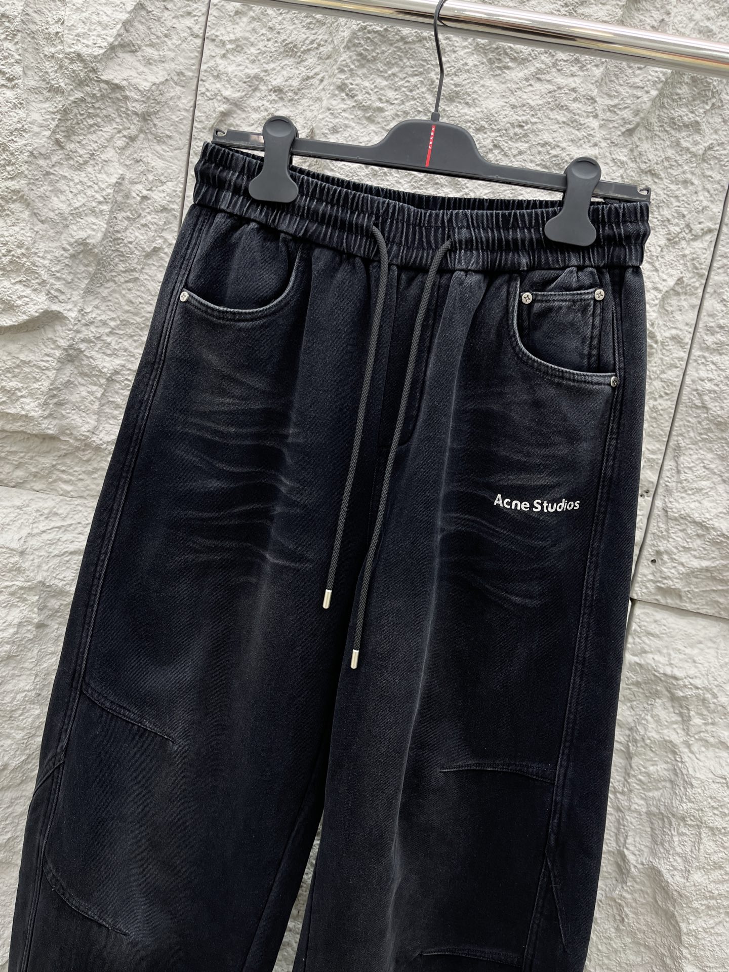 Acn🔥🔥冬季新款加绒直筒裤，采用进口优质斜纹棉水洗面料，整体采用水洗做旧设计工艺，面料柔软舒适！超级时