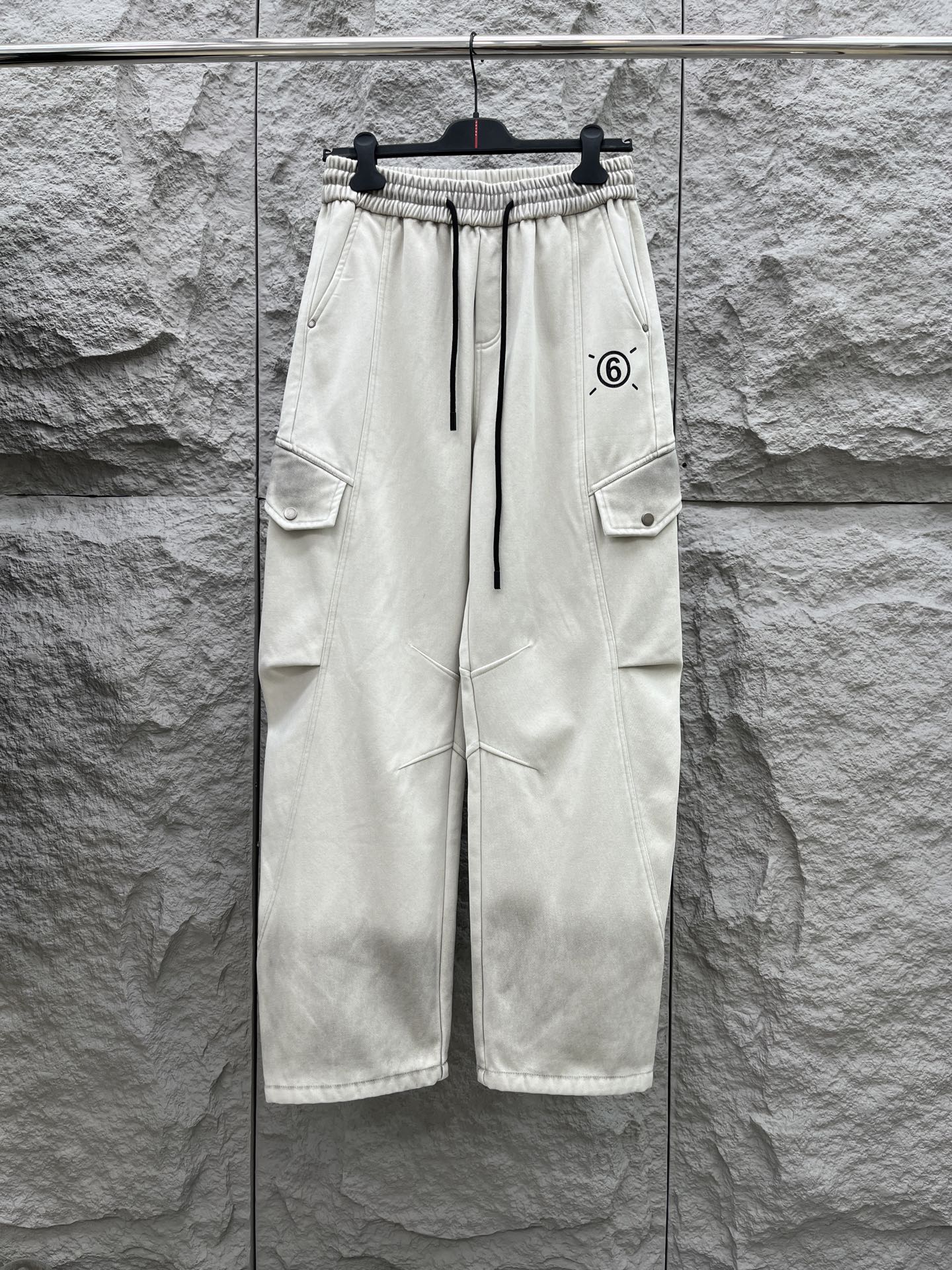 马吉拉🔥🔥冬季新款休闲裤，整款休闲裤非常高档，面料与版型都是极其精良的，着穿这种高档的裤装真的是很有档次