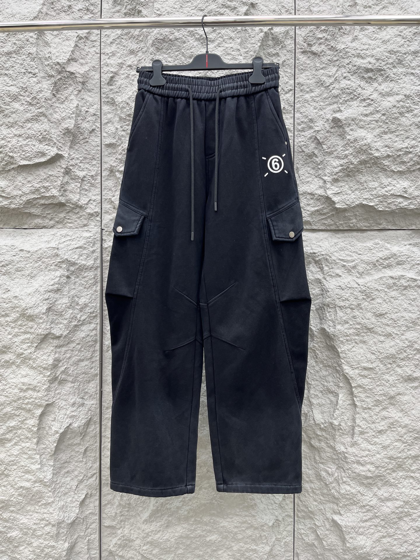 马吉拉🔥🔥冬季新款休闲裤，整款休闲裤非常高档，面料与版型都是极其精良的，着穿这种高档的裤装真的是很有档次