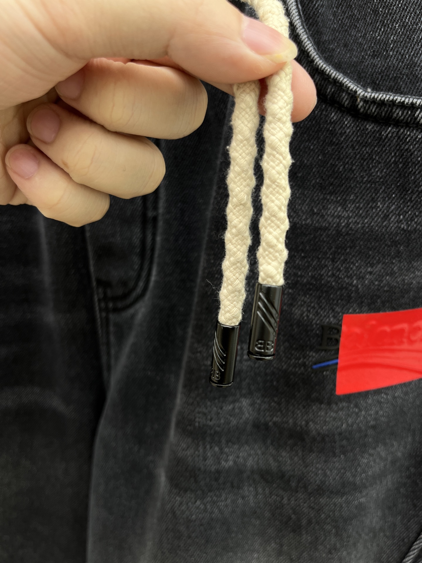 巴黎🔥🔥冬季加绒休闲直筒长裤，采用优质斜纹棉材质，面料挺括有型，整体水洗设计超级时尚大气且不简单，上身足