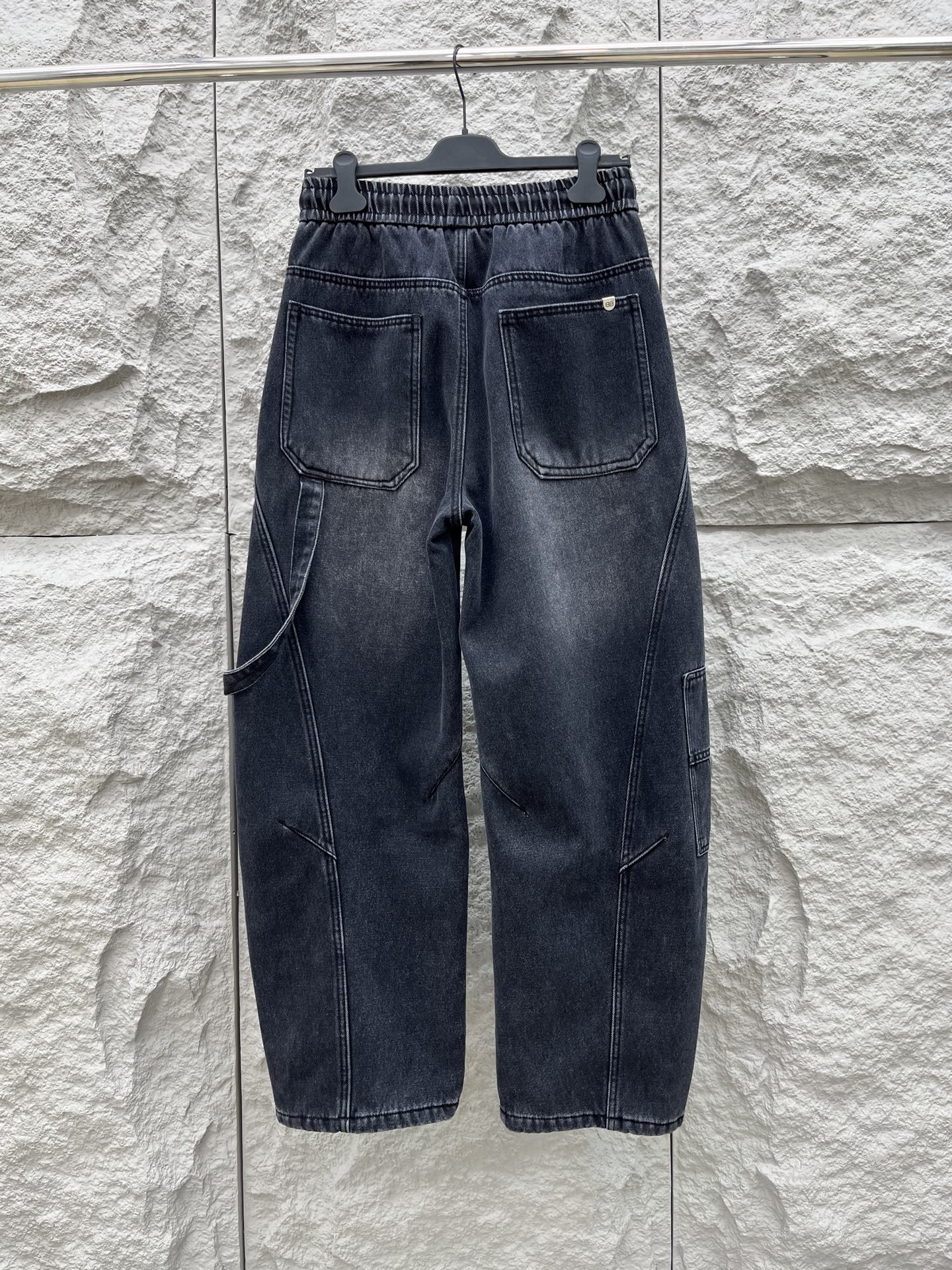 巴黎🔥🔥冬季加绒休闲直筒长裤，采用优质斜纹棉材质，面料挺括有型，整体水洗设计超级时尚大气且不简单，上身足