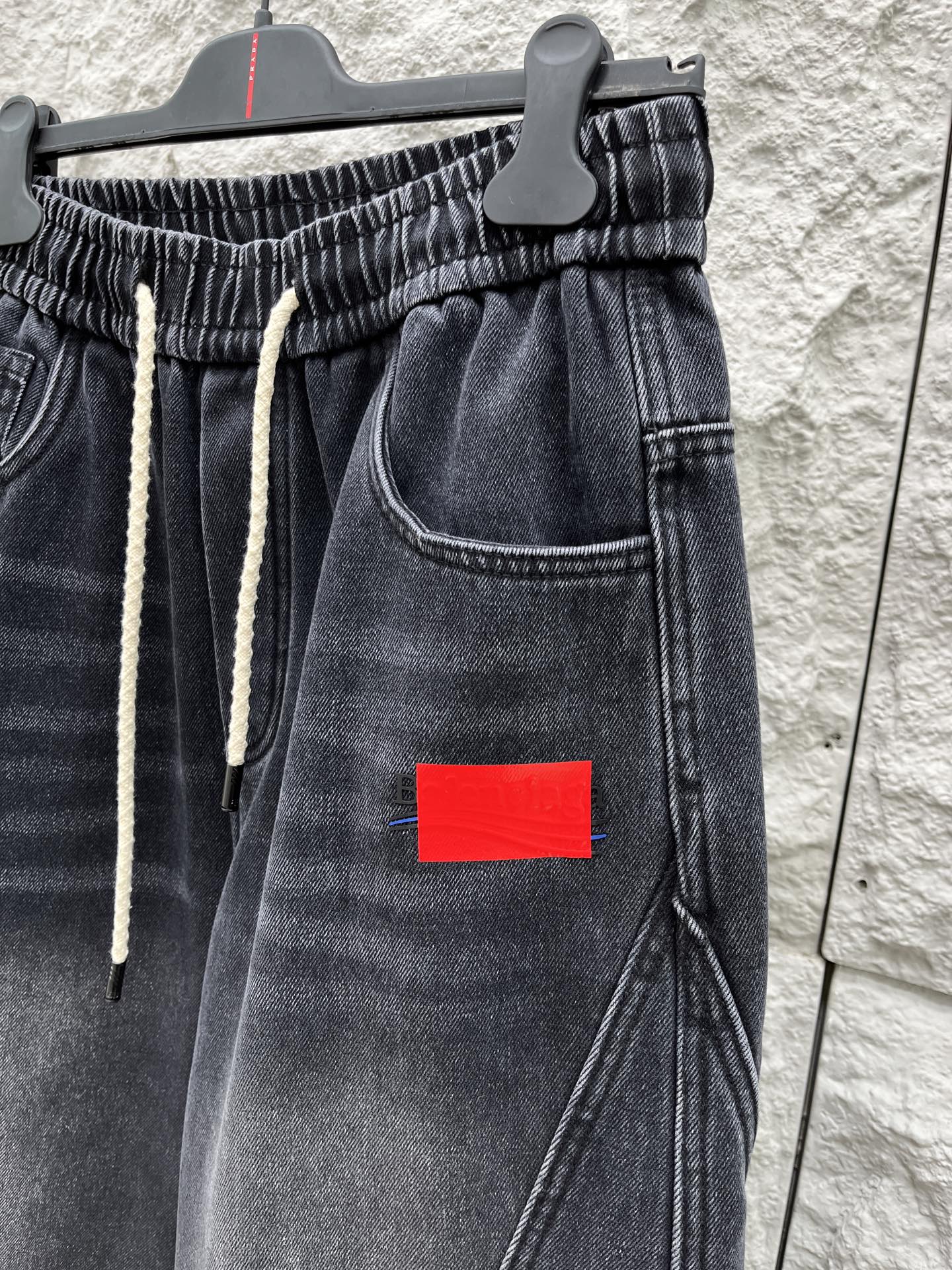 巴黎🔥🔥冬季加绒休闲直筒长裤，采用优质斜纹棉材质，面料挺括有型，整体水洗设计超级时尚大气且不简单，上身足