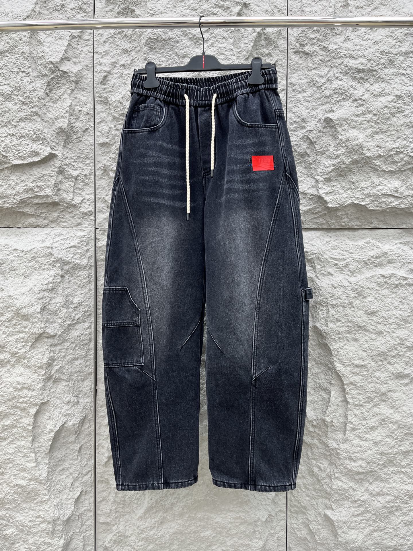 巴黎🔥🔥冬季加绒休闲直筒长裤，采用优质斜纹棉材质，面料挺括有型，整体水洗设计超级时尚大气且不简单，上身足