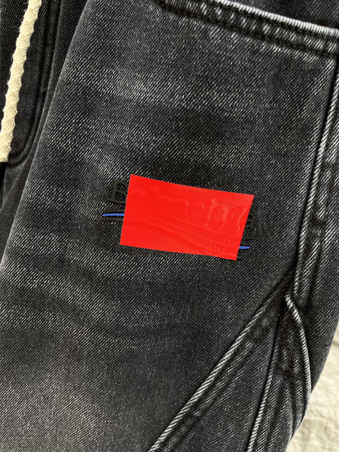 巴黎🔥🔥冬季加绒休闲直筒长裤，采用优质斜纹棉材质，面料挺括有型，整体水洗设计超级时尚大气且不简单，上身足